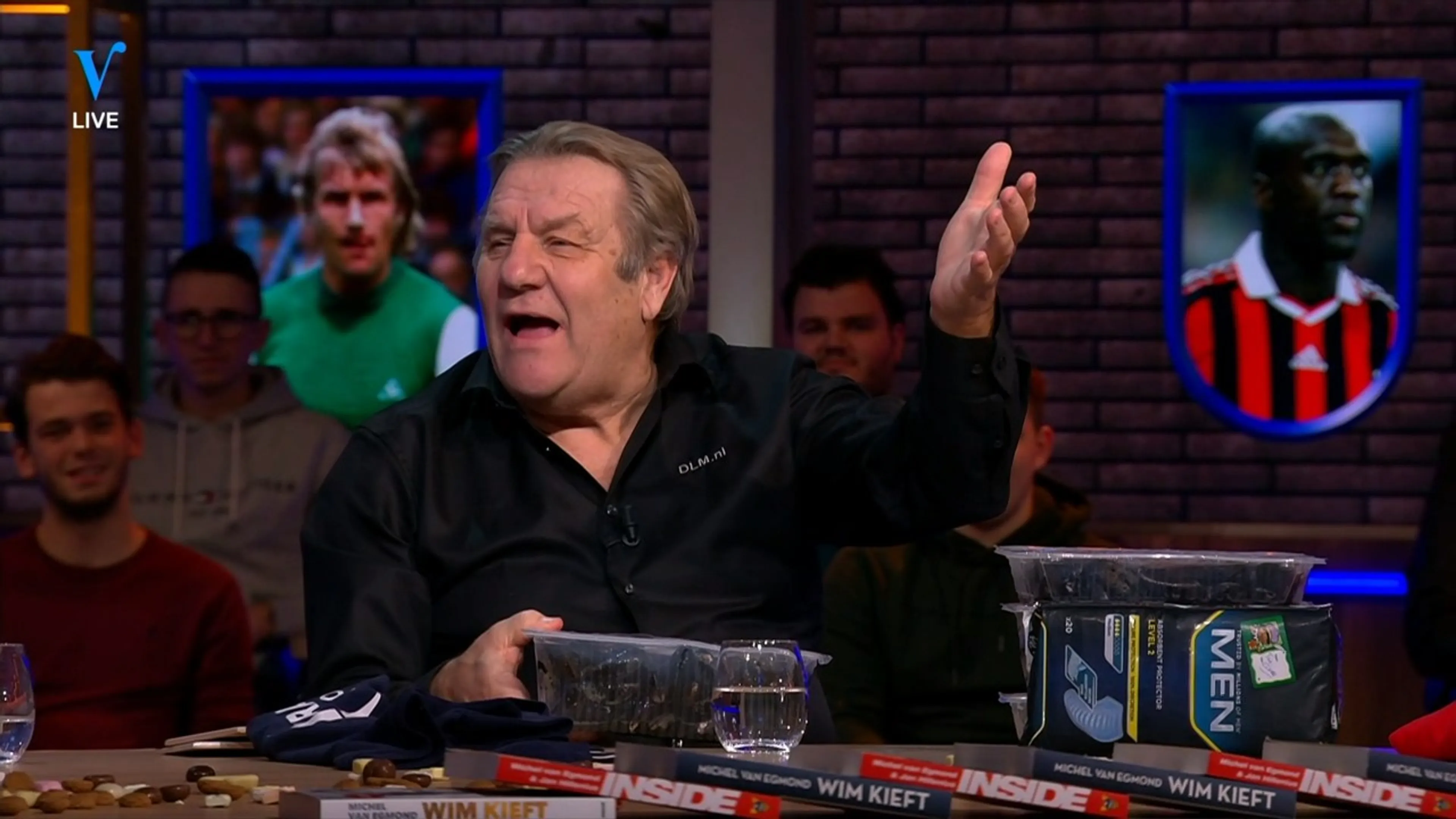 Jan krijgt nóg een bak mosselen: 'Je hebt de humor van een tu...