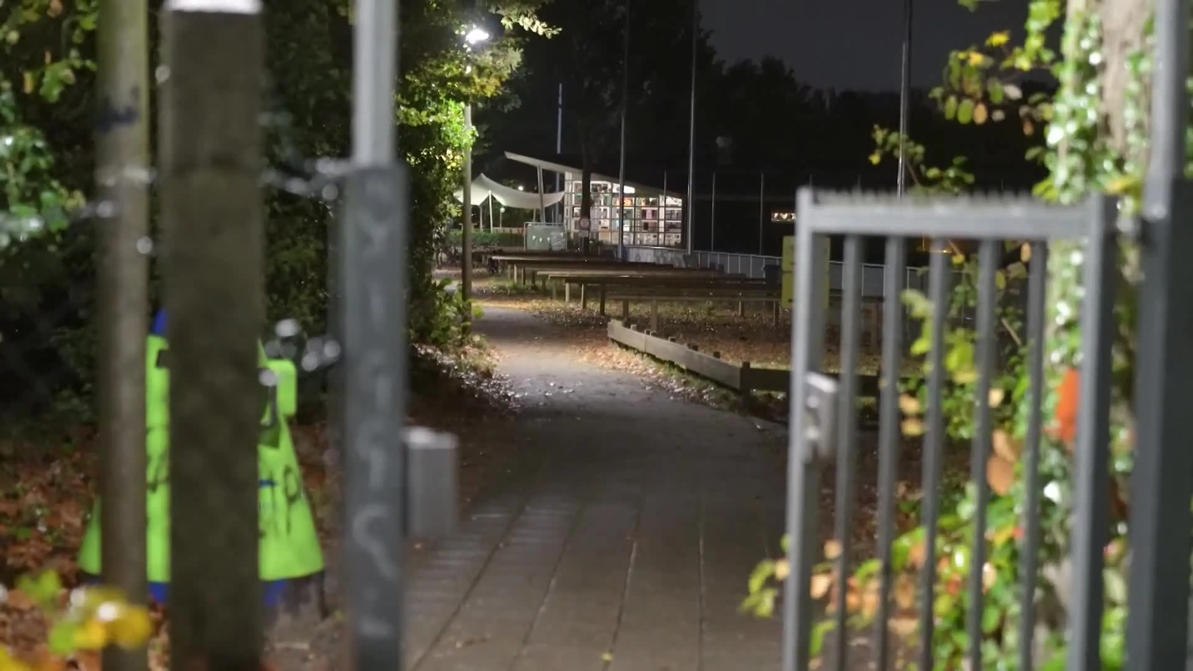Politie Soest slaat alarm om urgente vermissing 11-jarig meisje in hockeykleding