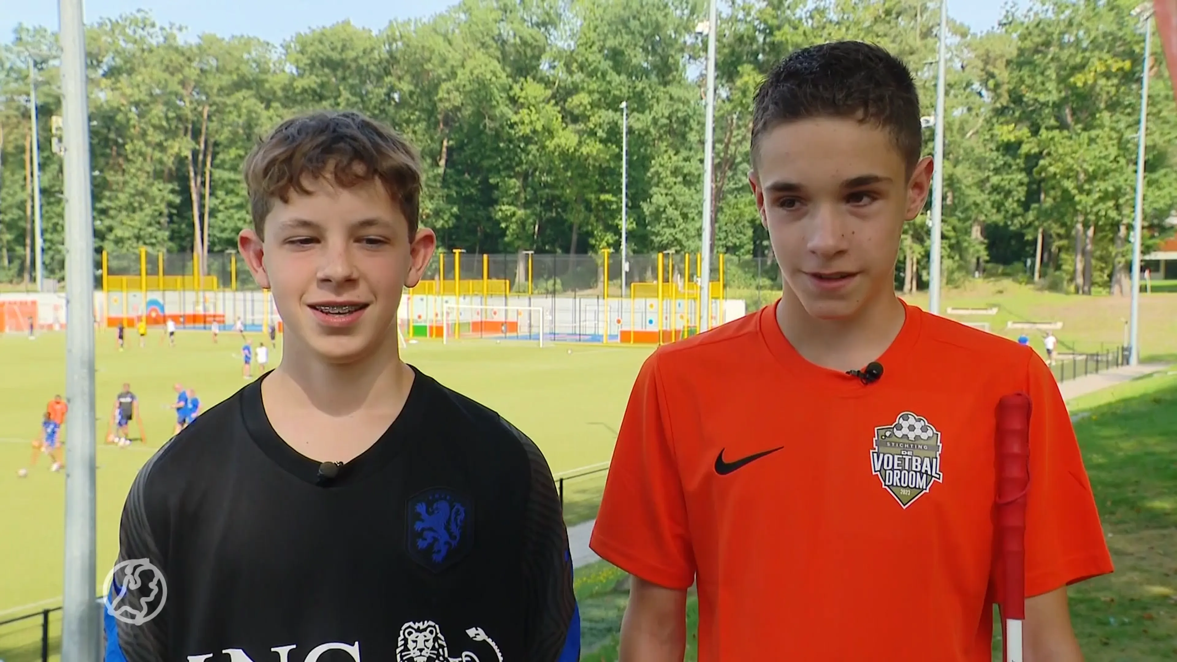 Sven (13) verloor ogen door oogkanker maar kan toch voetballen met zijn beste maat Guus