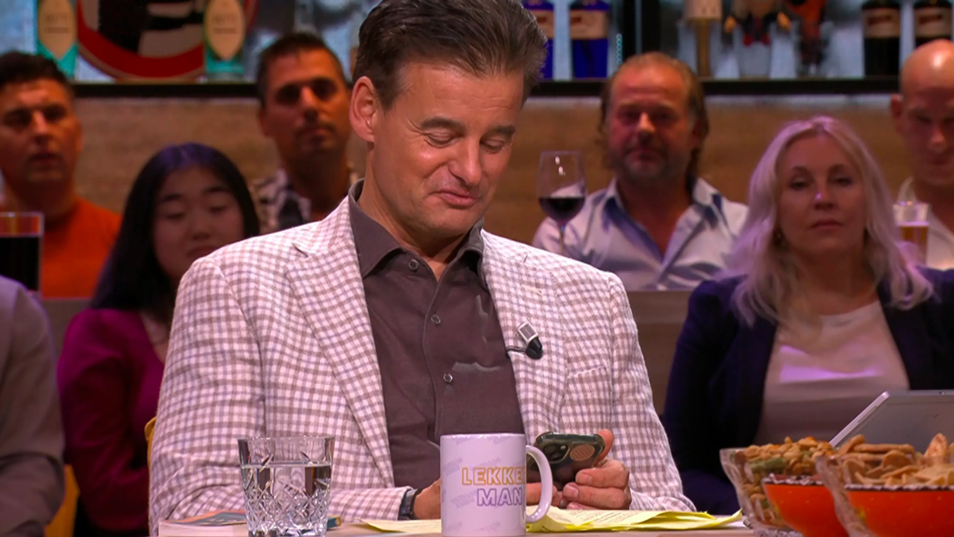 Wilfred krijgt tijdens uitzending een appje van John de Bever over bargast