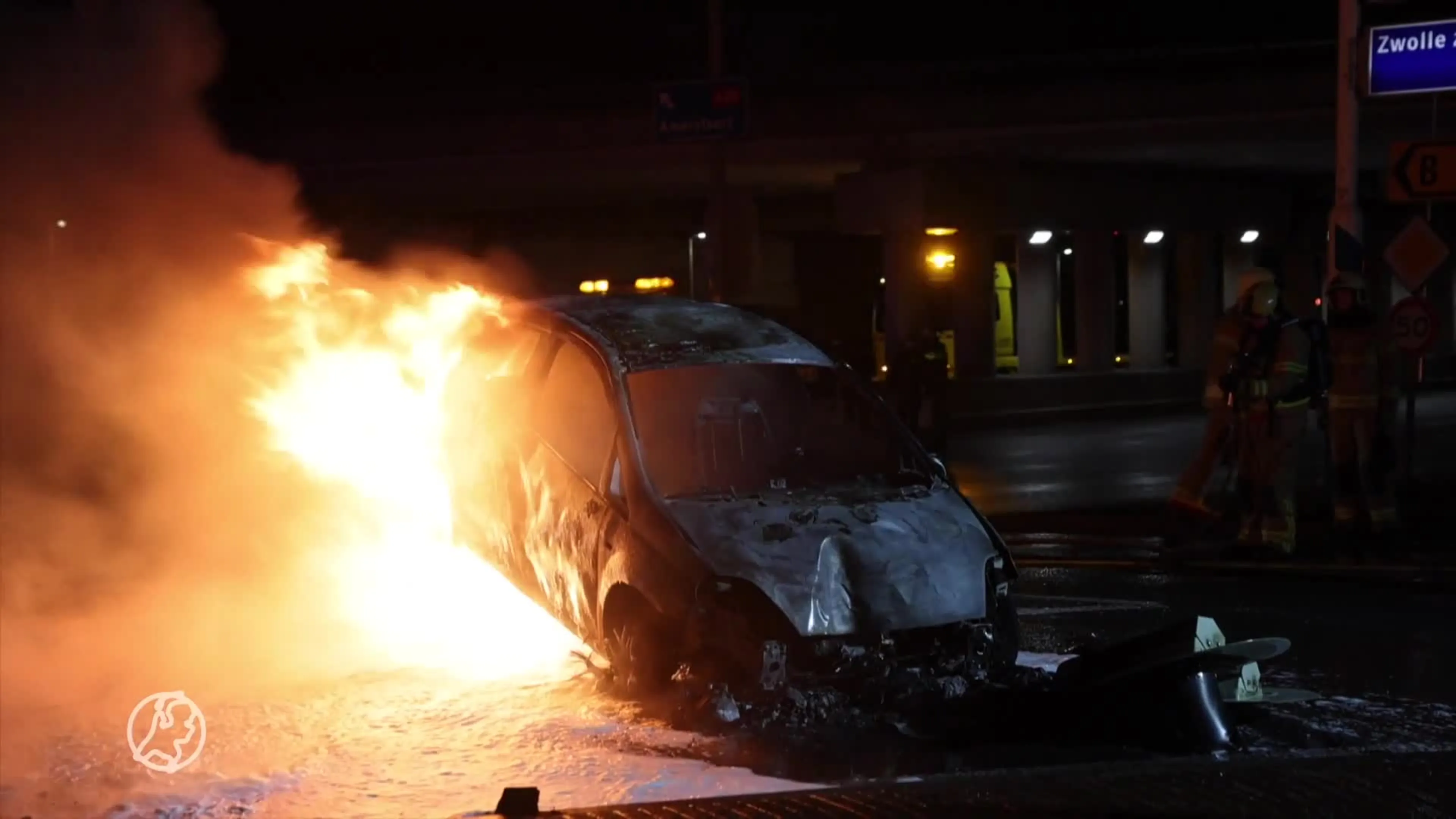Automobilist crasht tegen verkeerslicht in 't Harde, met vuur...