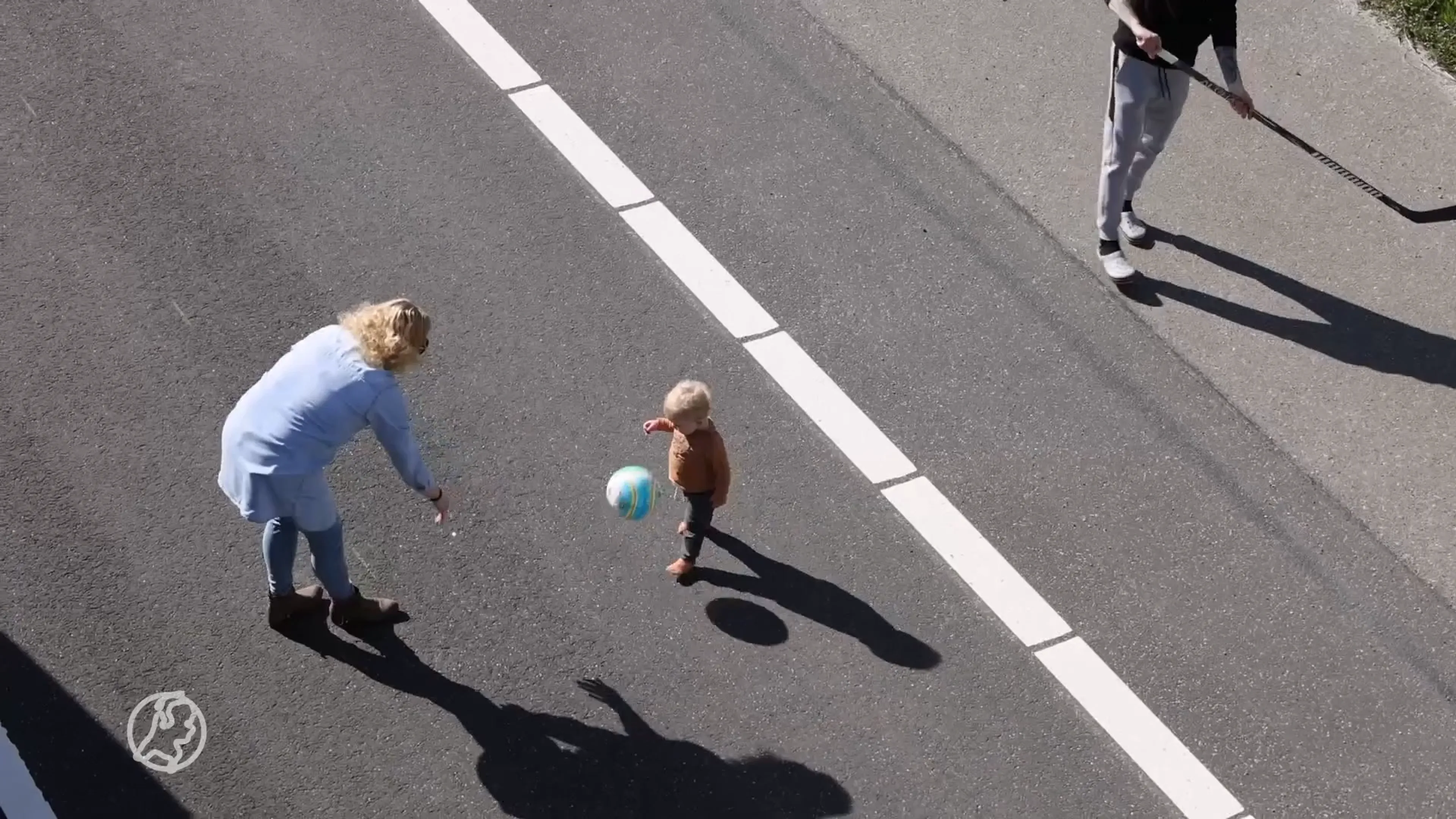 File op de Afsluitdijk, dan maar potje voetballen