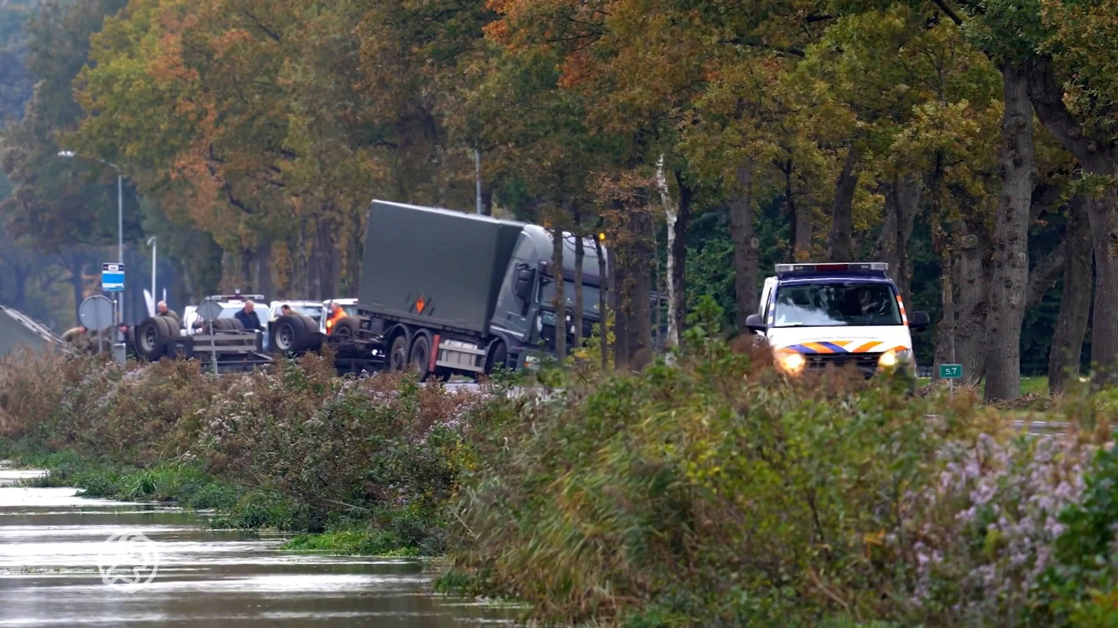 Opruimen munitie gekantelde vrachtwagen van Defensie duurt nog uren