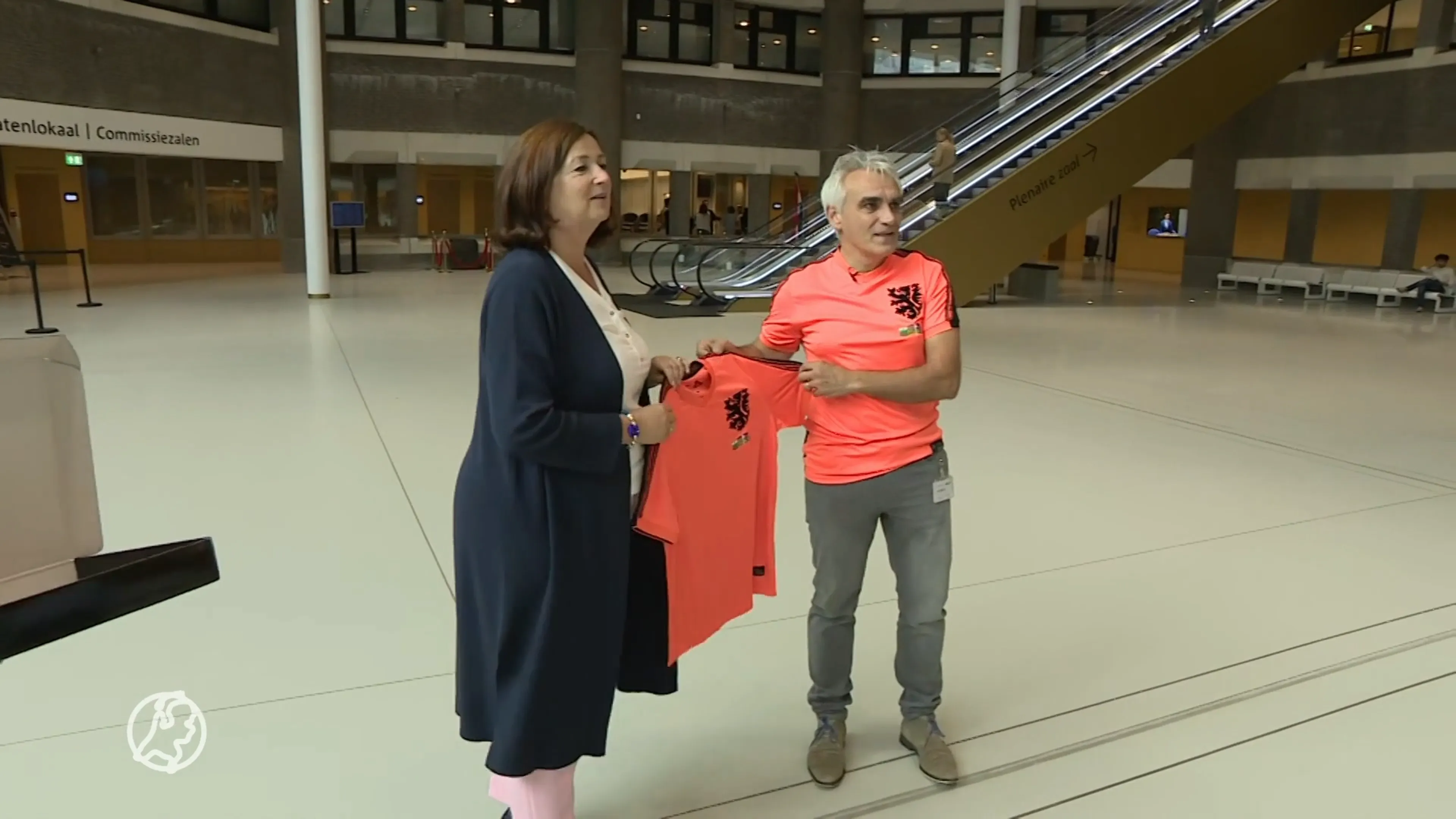 Een armband, een speldje of helemaal niets: welk statement moet sportminister Helder maken in Qatar?