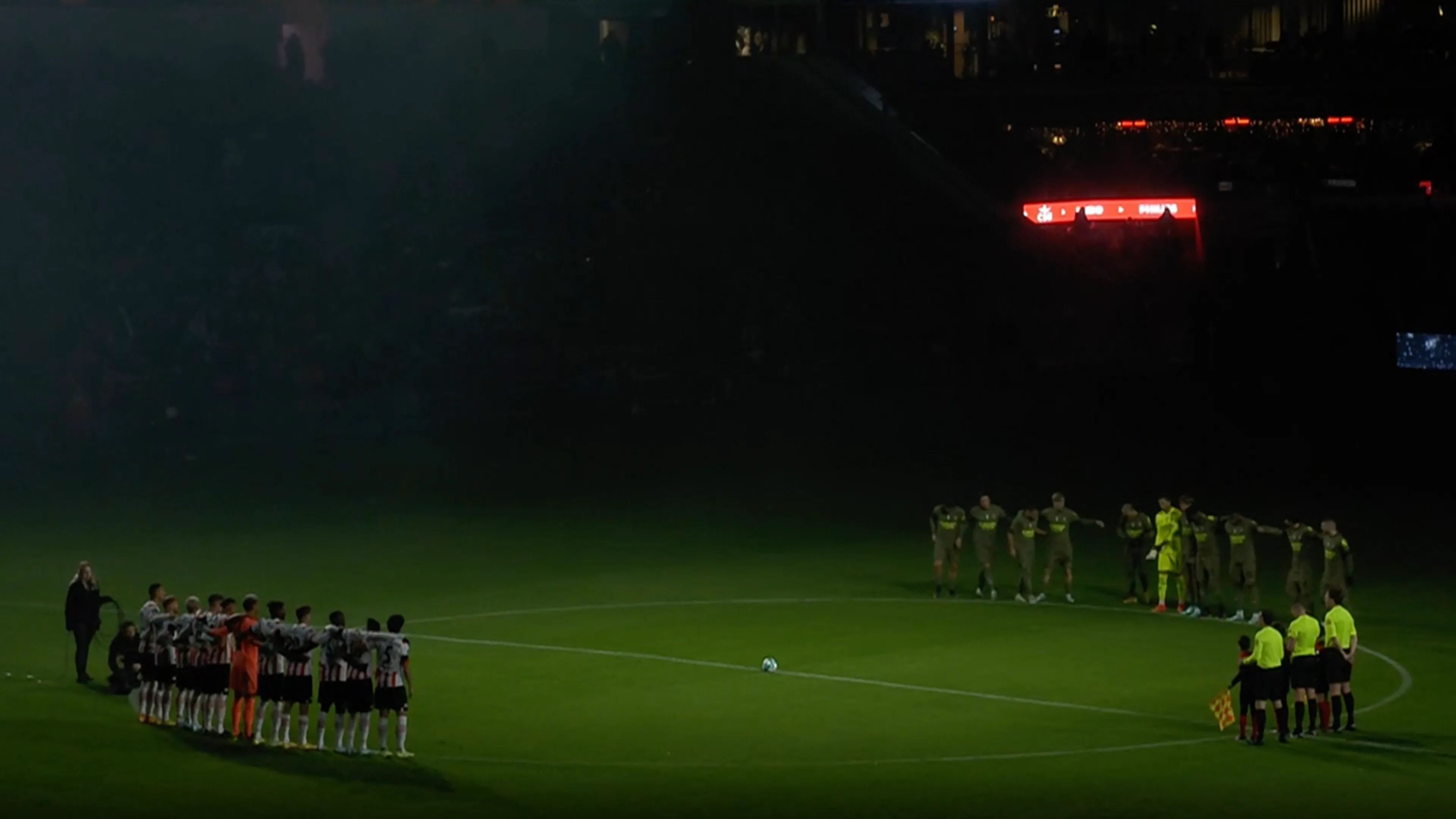 Minuut stilte in het Philips Stadion voor Braziliaanse voetballegende Pelé