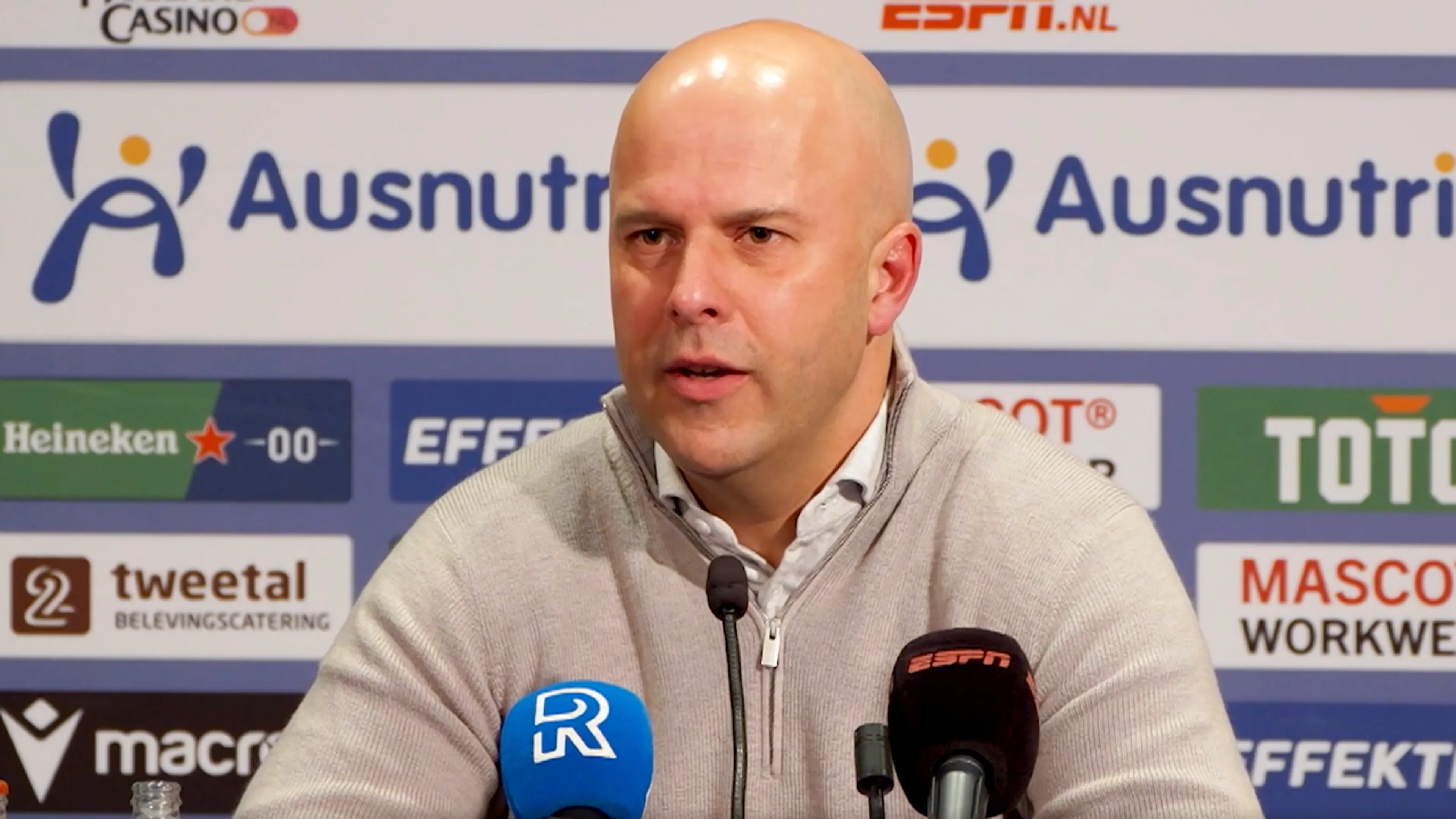 Arne Slot over Geertruida: 'Een jongen die trots is om het Feyenoord-shirt te dragen'