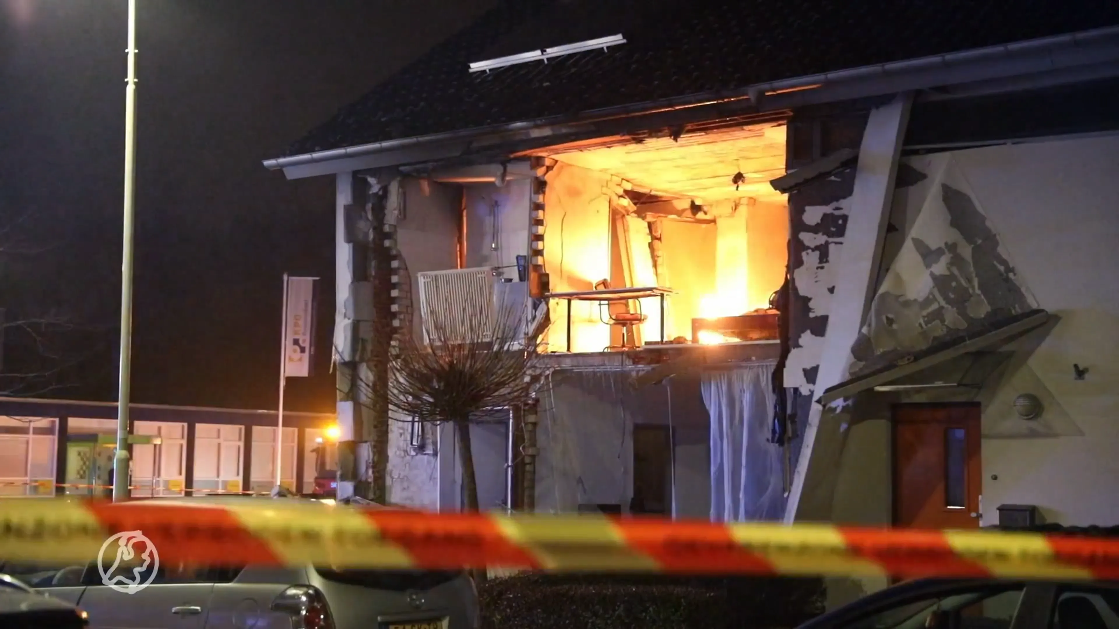 Explosie blaast voor- en achtergevel uit woning in Roosendaal, één gewonde