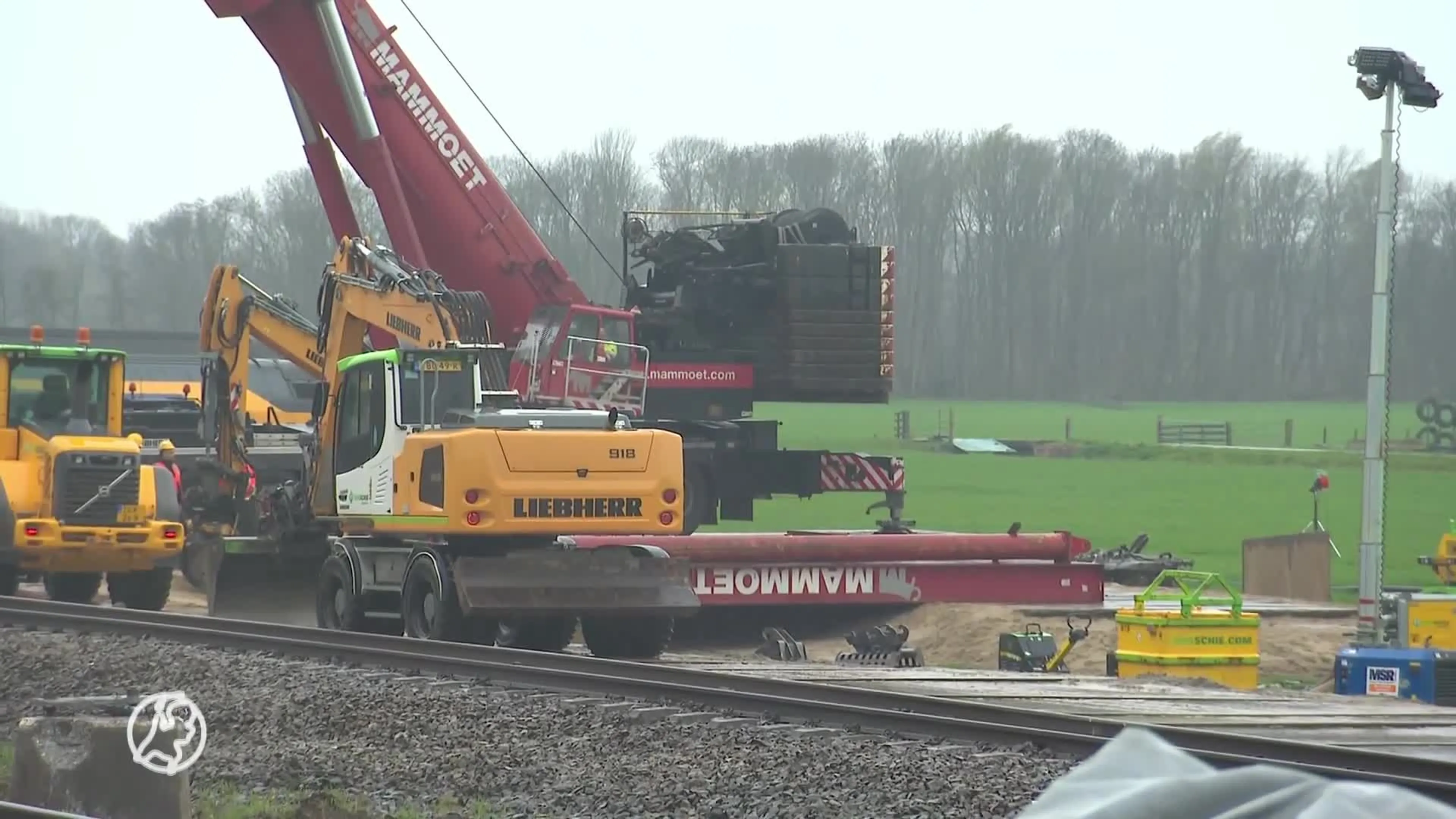 Ontspoorde trein in Voorschoten wordt geborgen