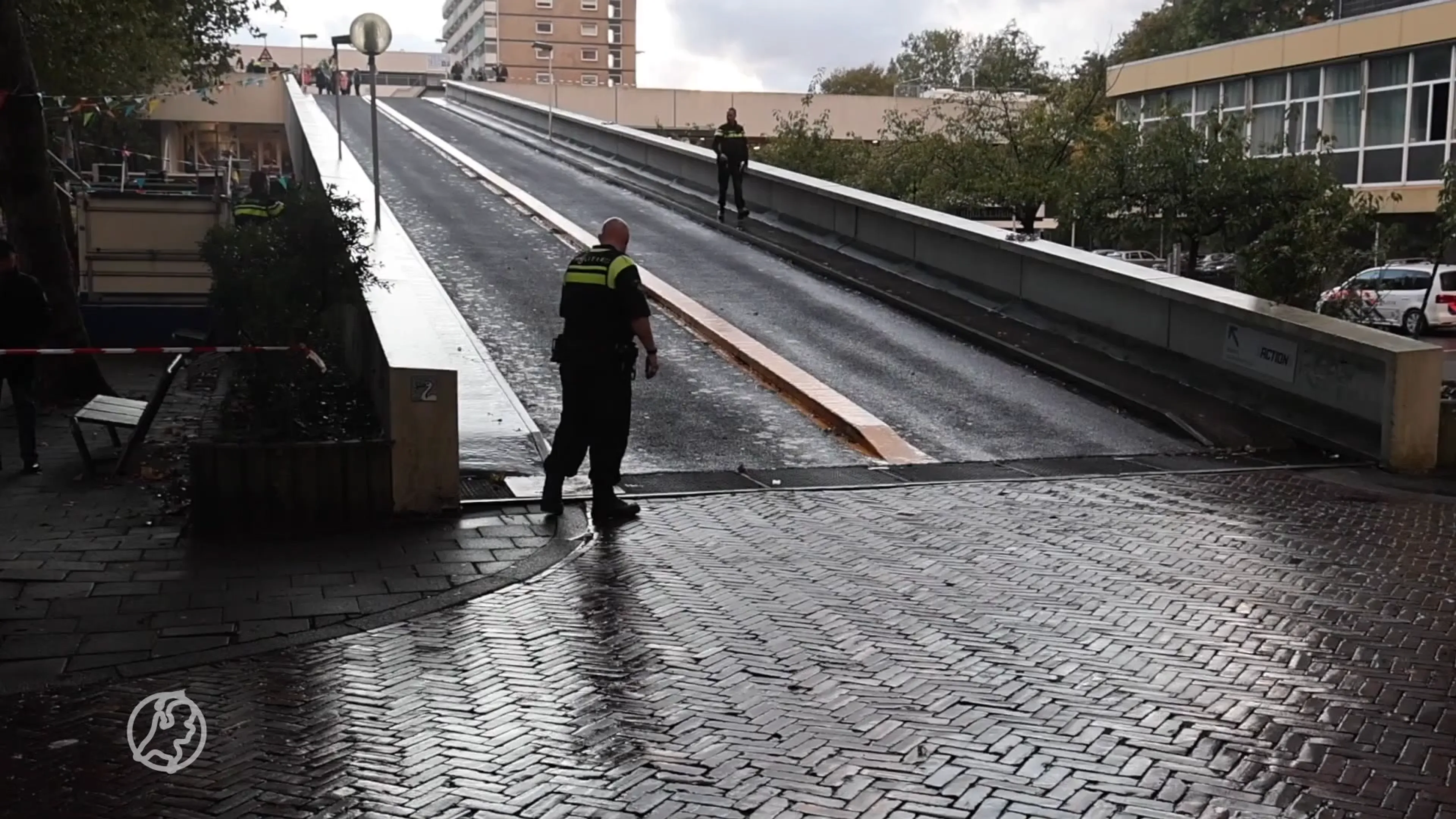Fietser (57) zwaargewond door van helling geduwde auto in Den Haag