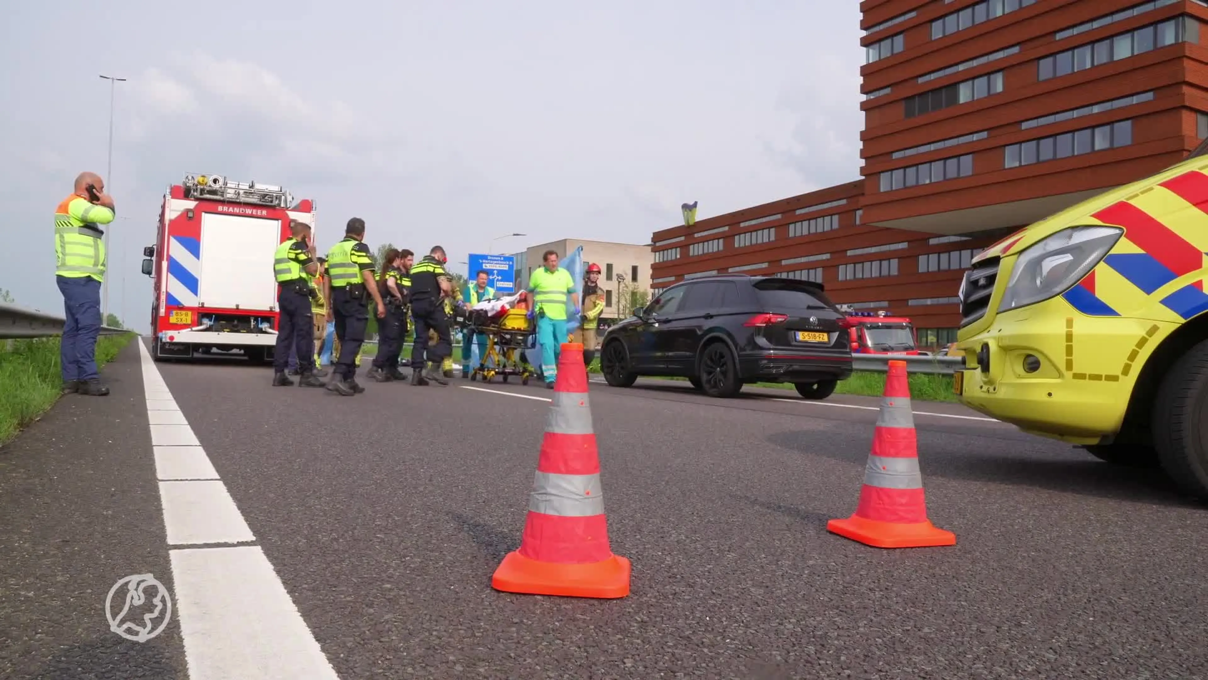 Man loopt over A59 en wordt aangereden, automobilist rijdt door