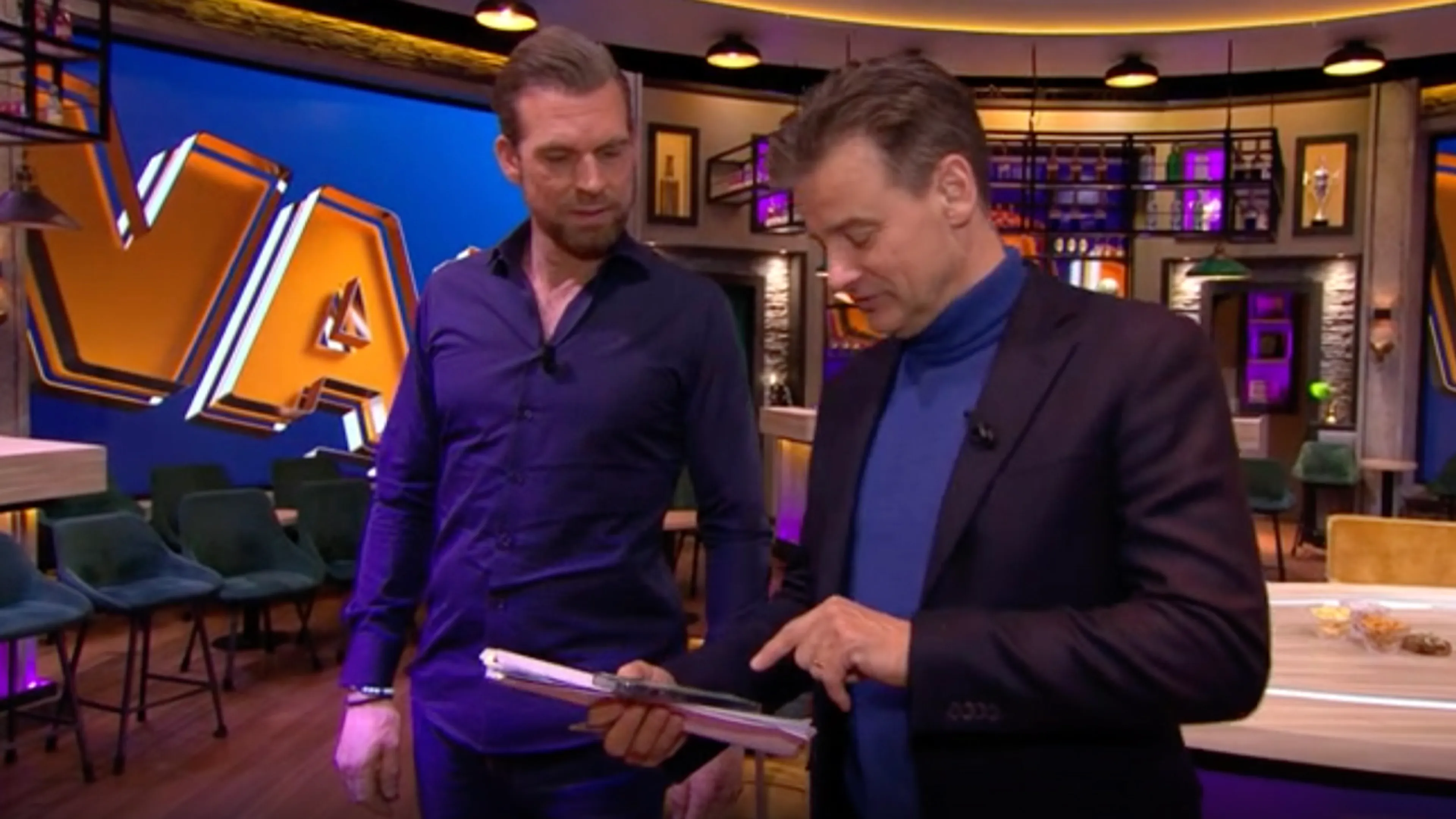 In de Wandelgangen: Rutger verbaasd door bericht op telefoon Wilfred: 'Echt waar?!'