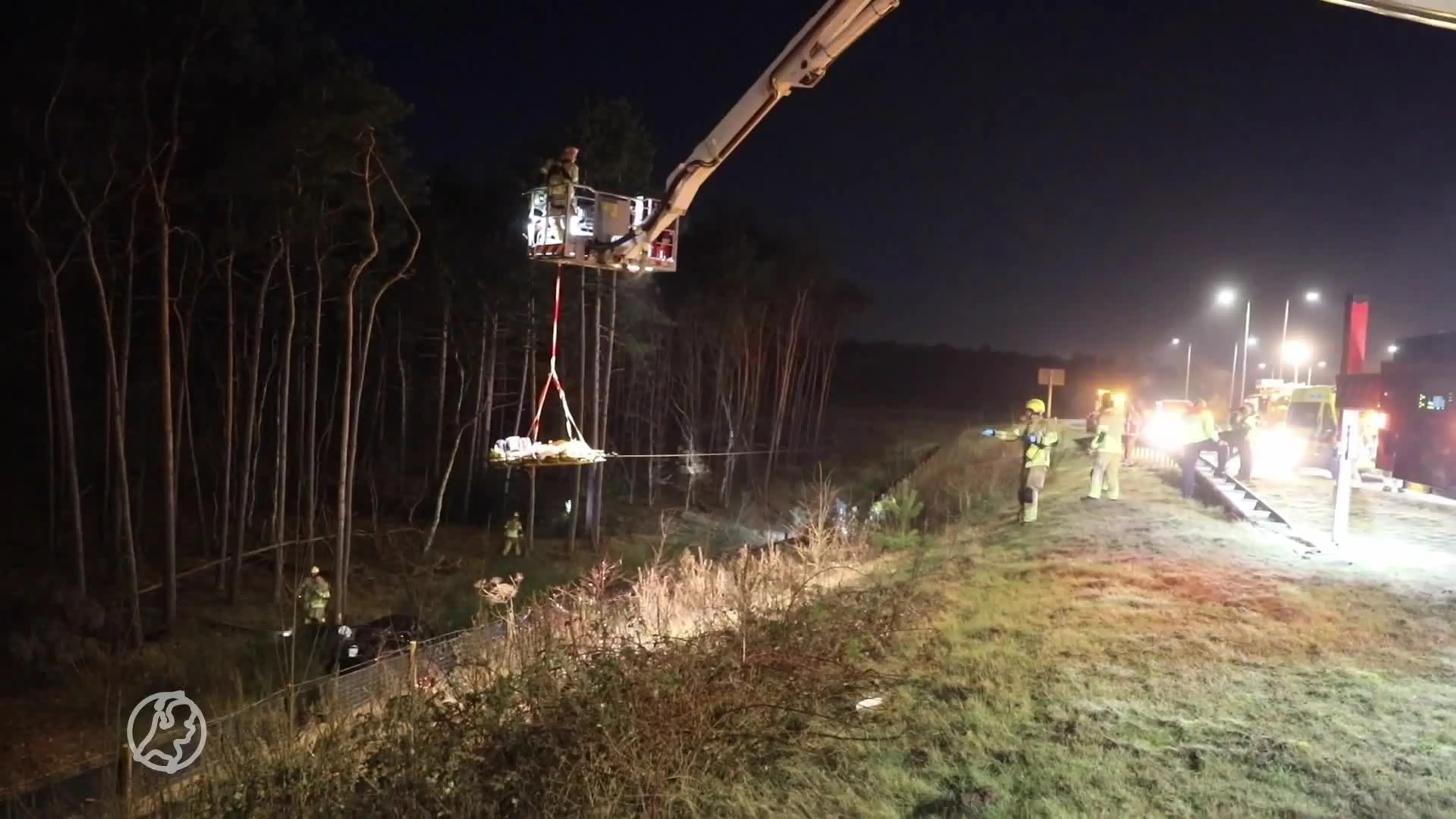 Auto stort meters naar beneden bij A27, spectaculaire redding door brandweer