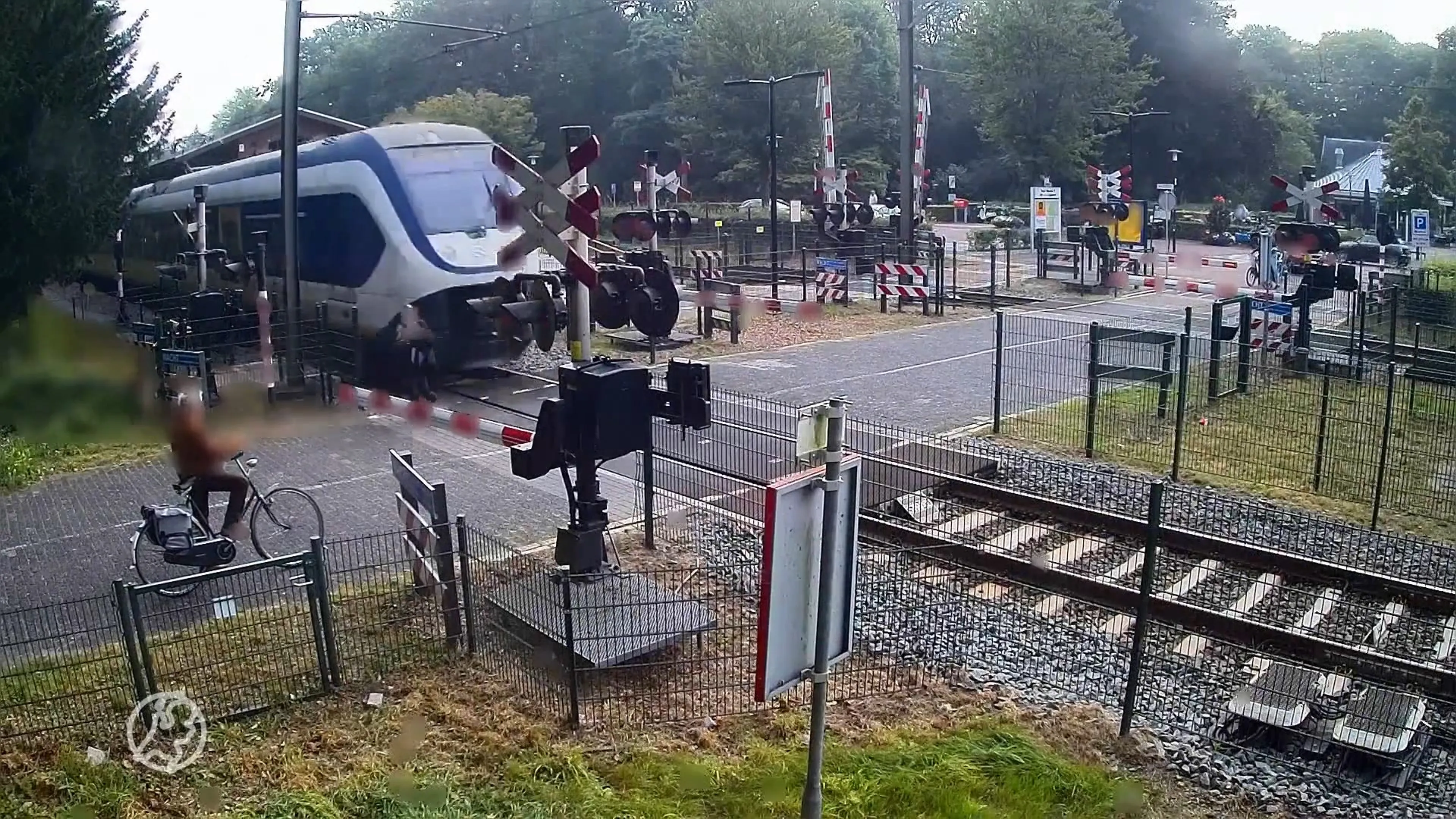 ProRail waarschuwt na bizarre beelden: Vrouw op haar na gemist door voorbijrazende trein