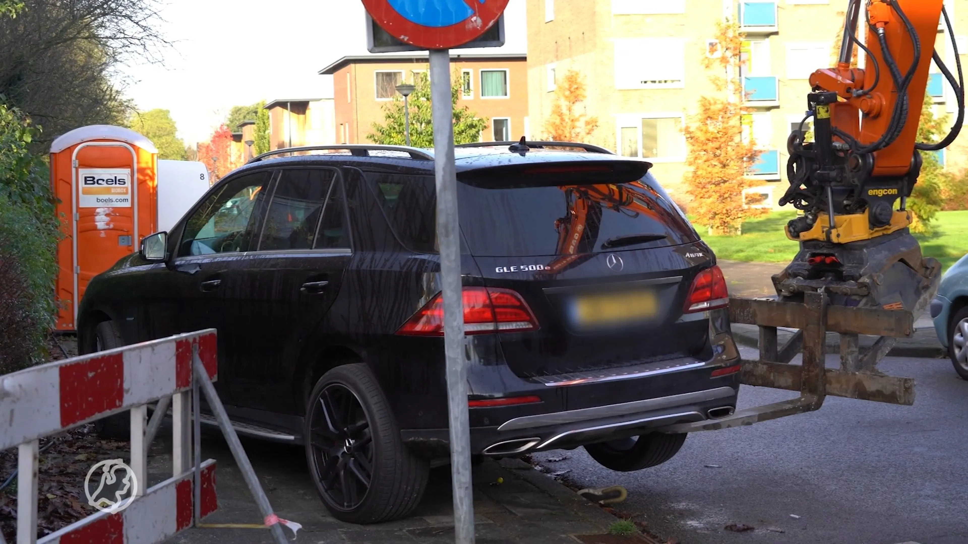 Kraanmachinist schiet te hulp en bevrijdt onder auto bekneld kind (13)