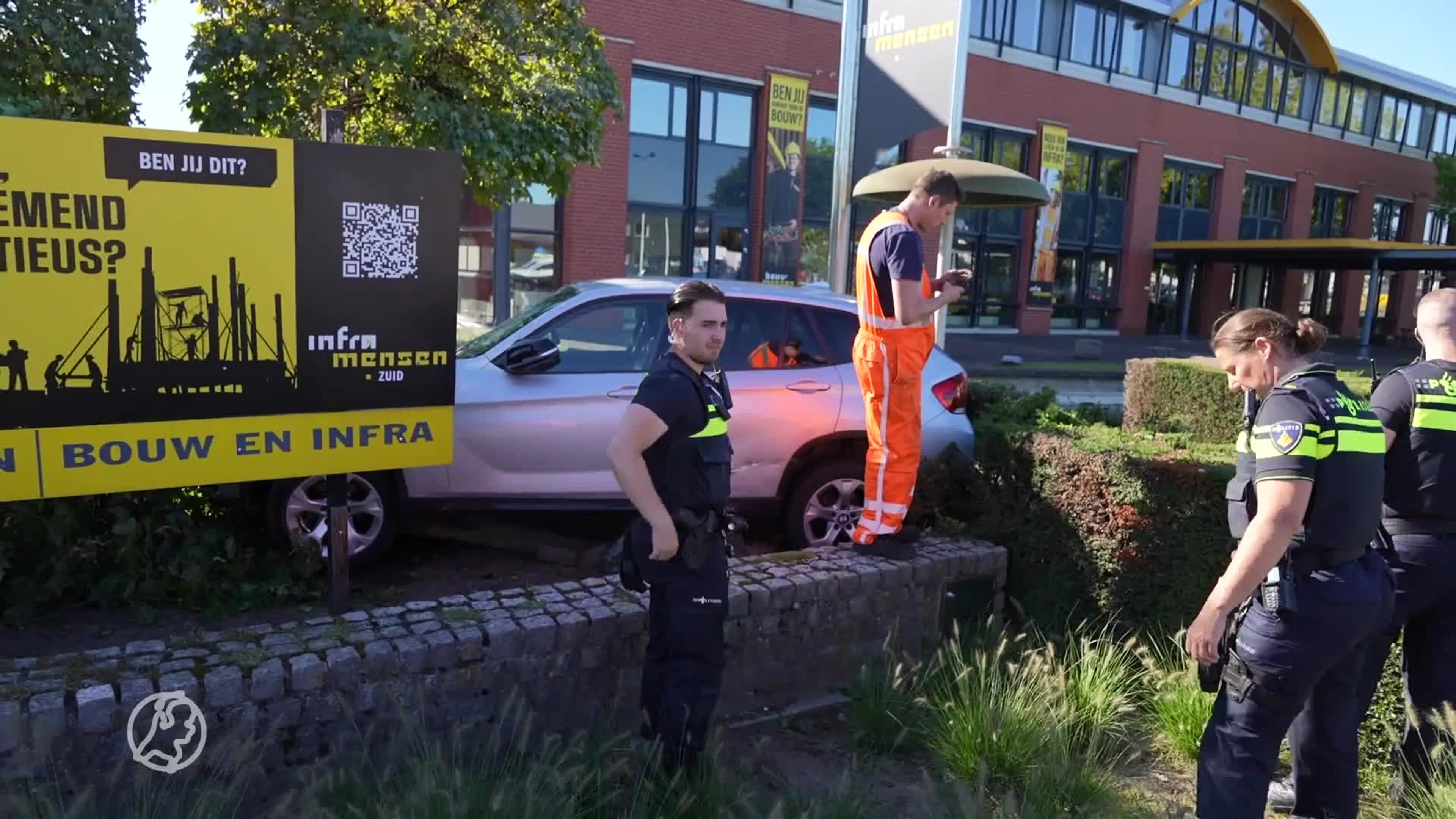 Oudere man racet met 50 km/u dwars door de wasstraat