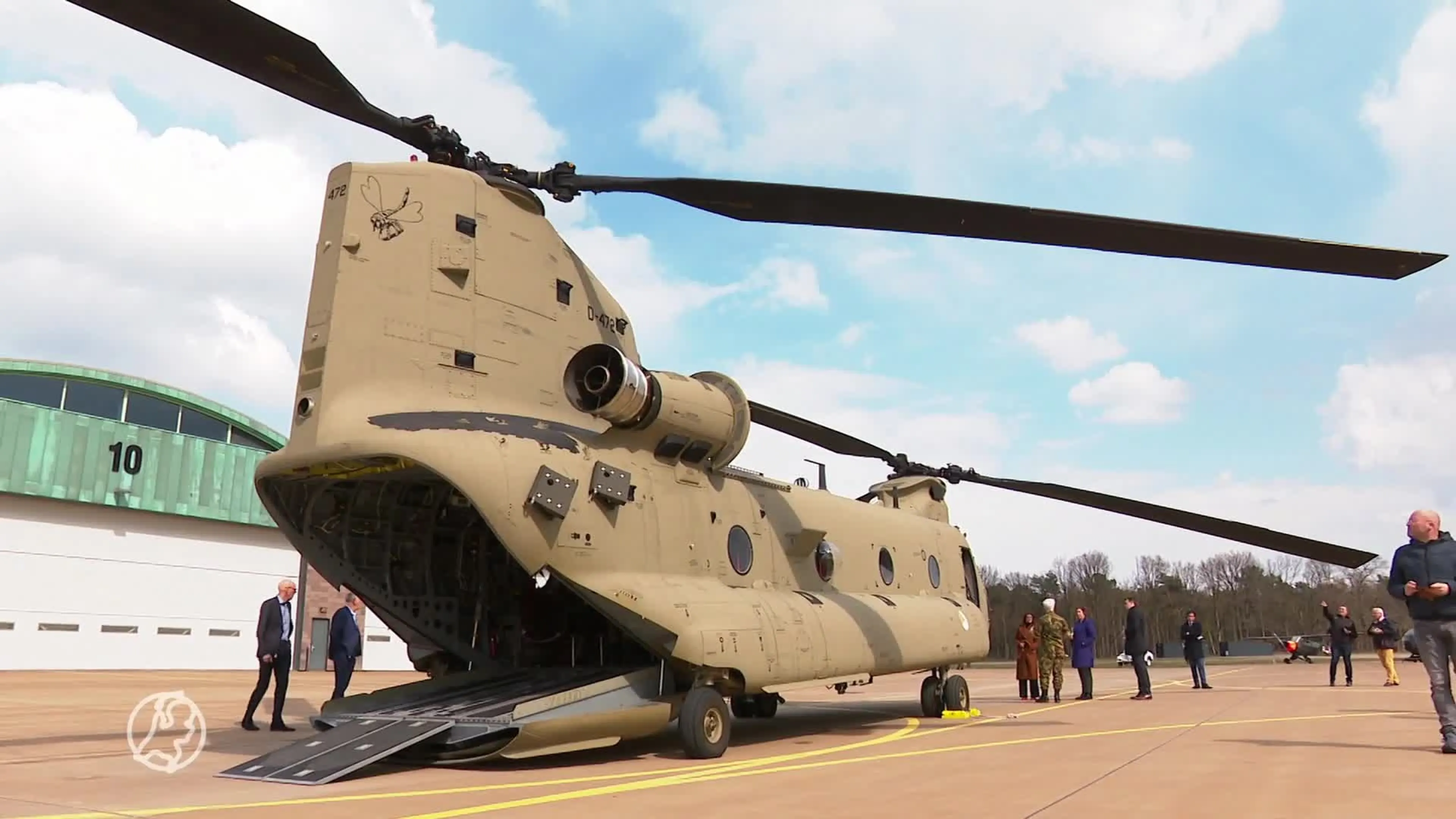 Eerste nieuwe chinookhelikopter op vliegbasis Gilze-Rijen