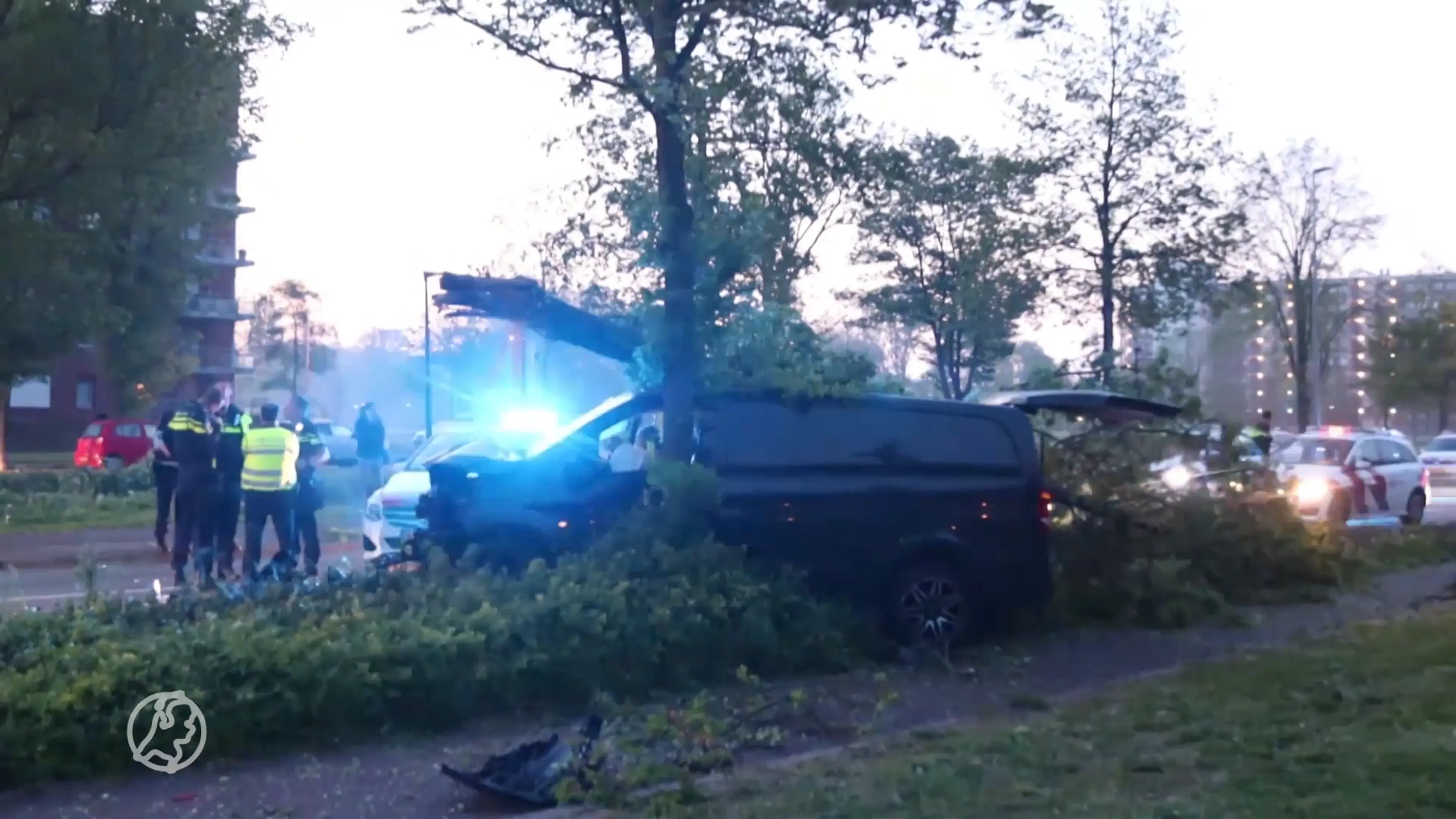 Politieachtervolging eindigt kilometers verder bij crash tegen boom