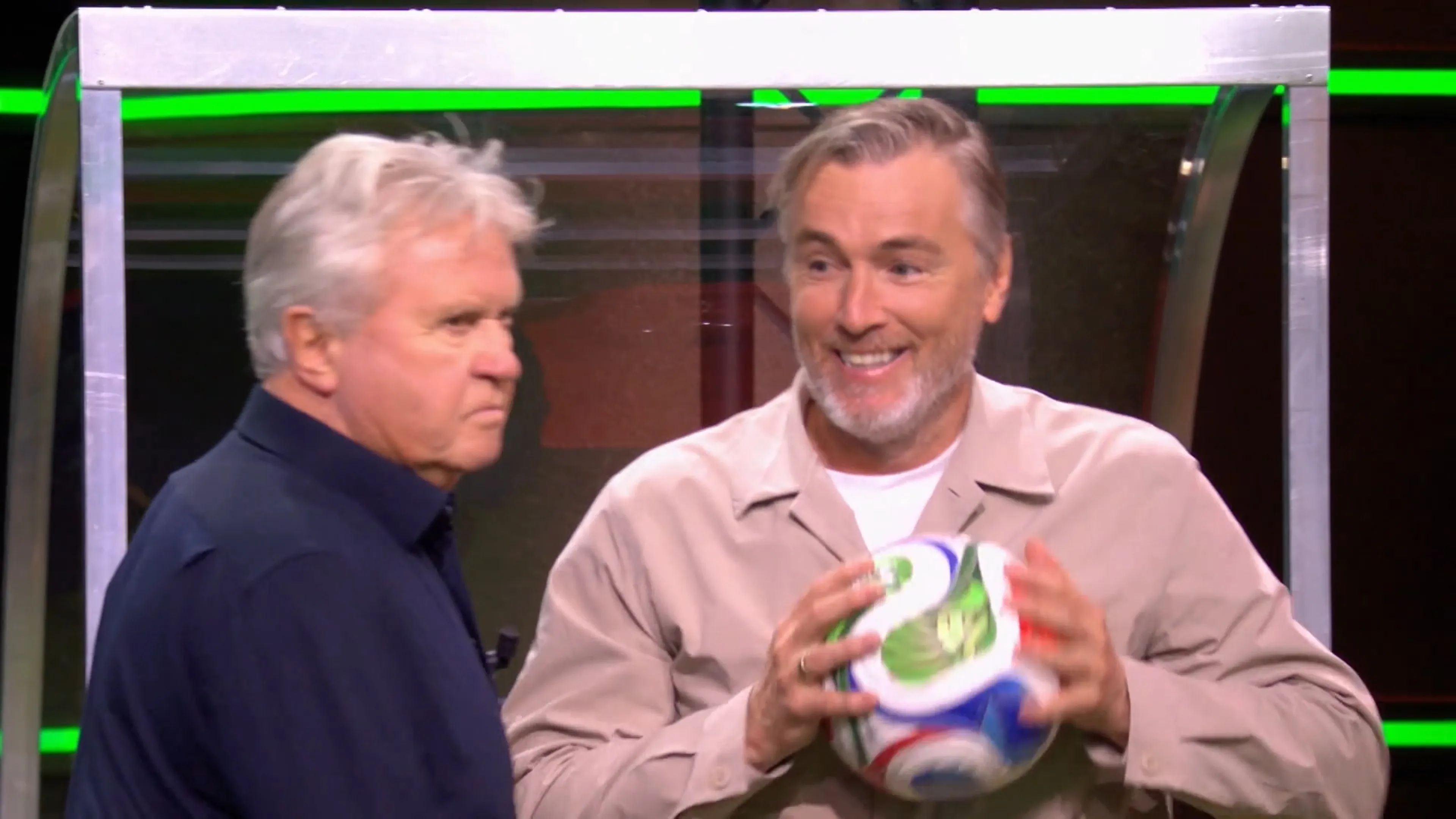 Guus Hiddink ruilt penalty met Richard Witschge in De WK Kwis