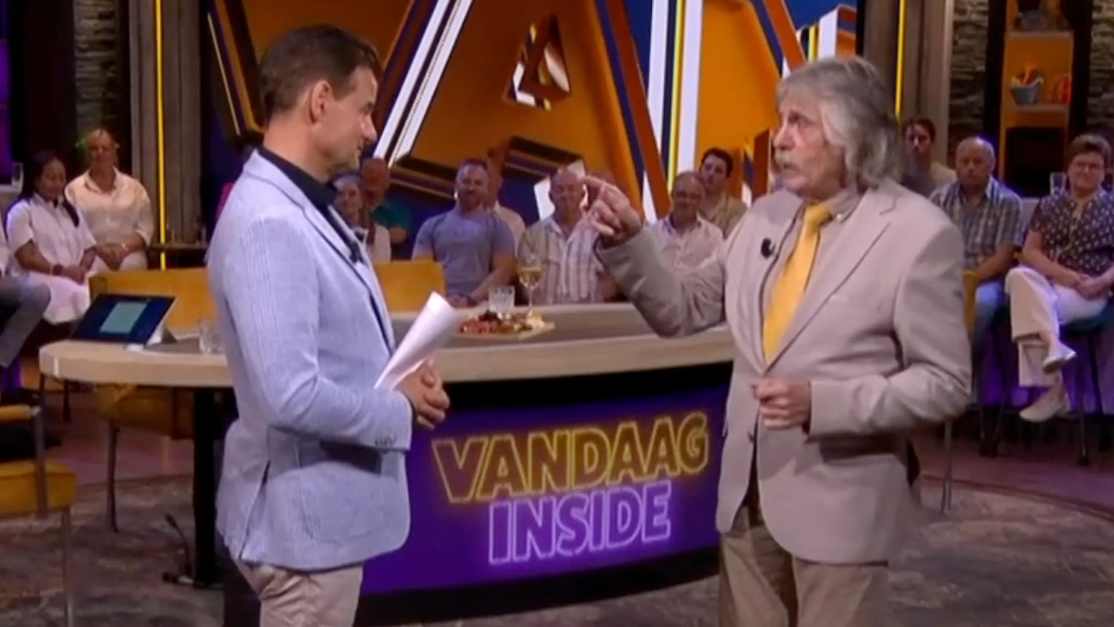Johan Derksen waarschuwt Wilfred Genee: 'Zodra jij dat doet, schuif ik niet meer aan!'