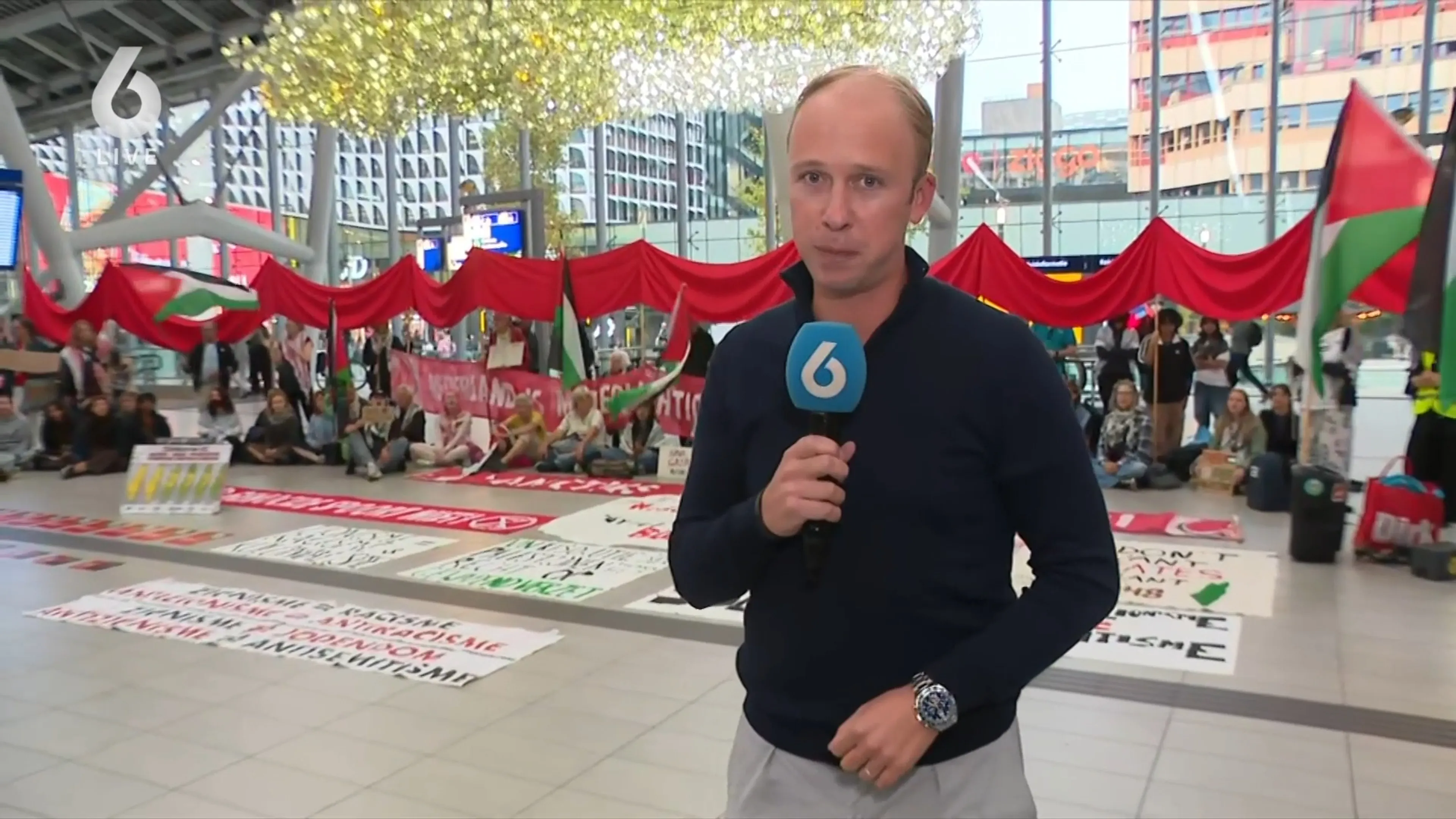 Pro-Palestijnse demonstranten voeren op 7 oktober actie op Utrecht Centraal