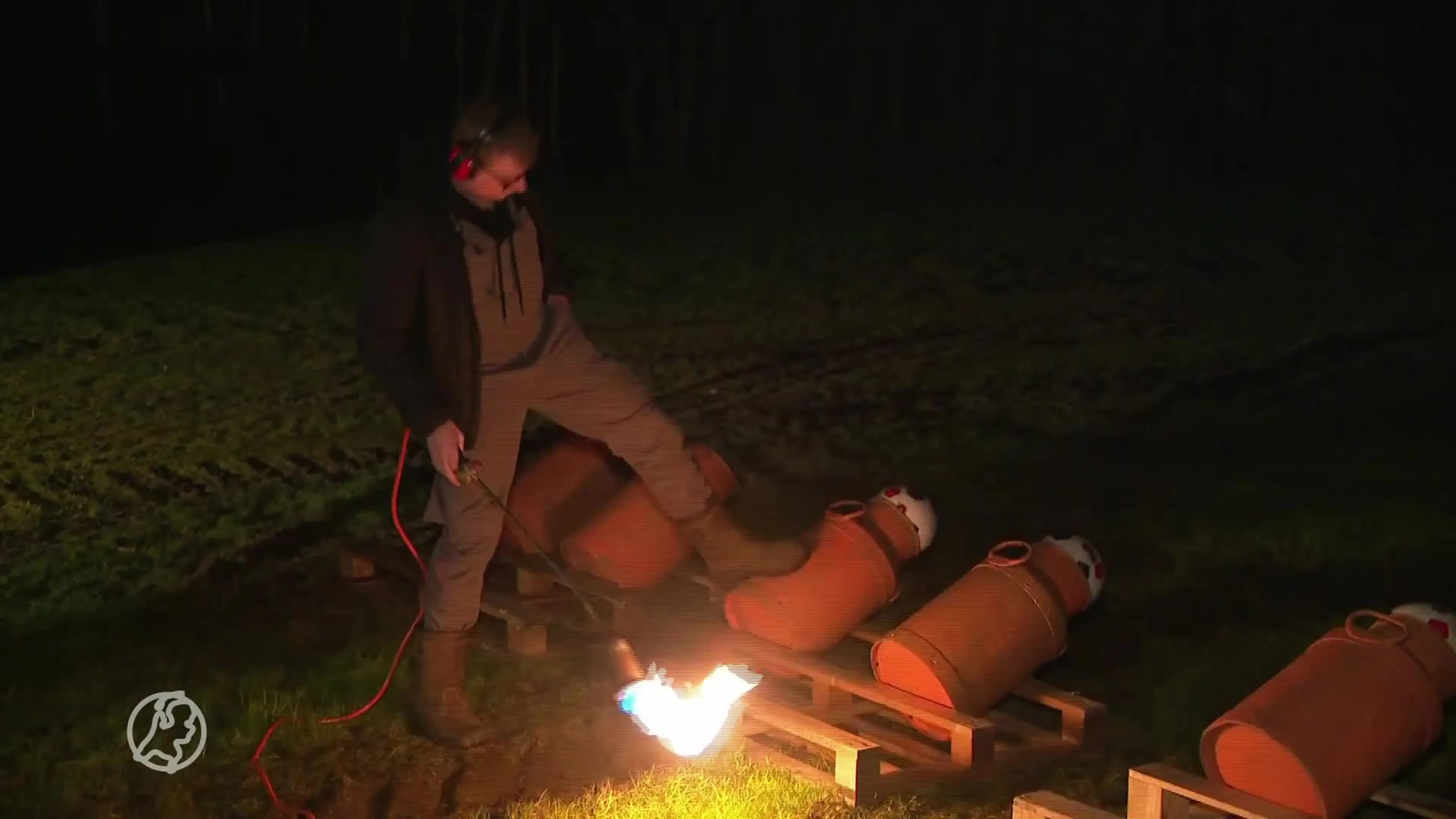 Friese vrienden wekken buurt in de vroege morgen met carbidkanon