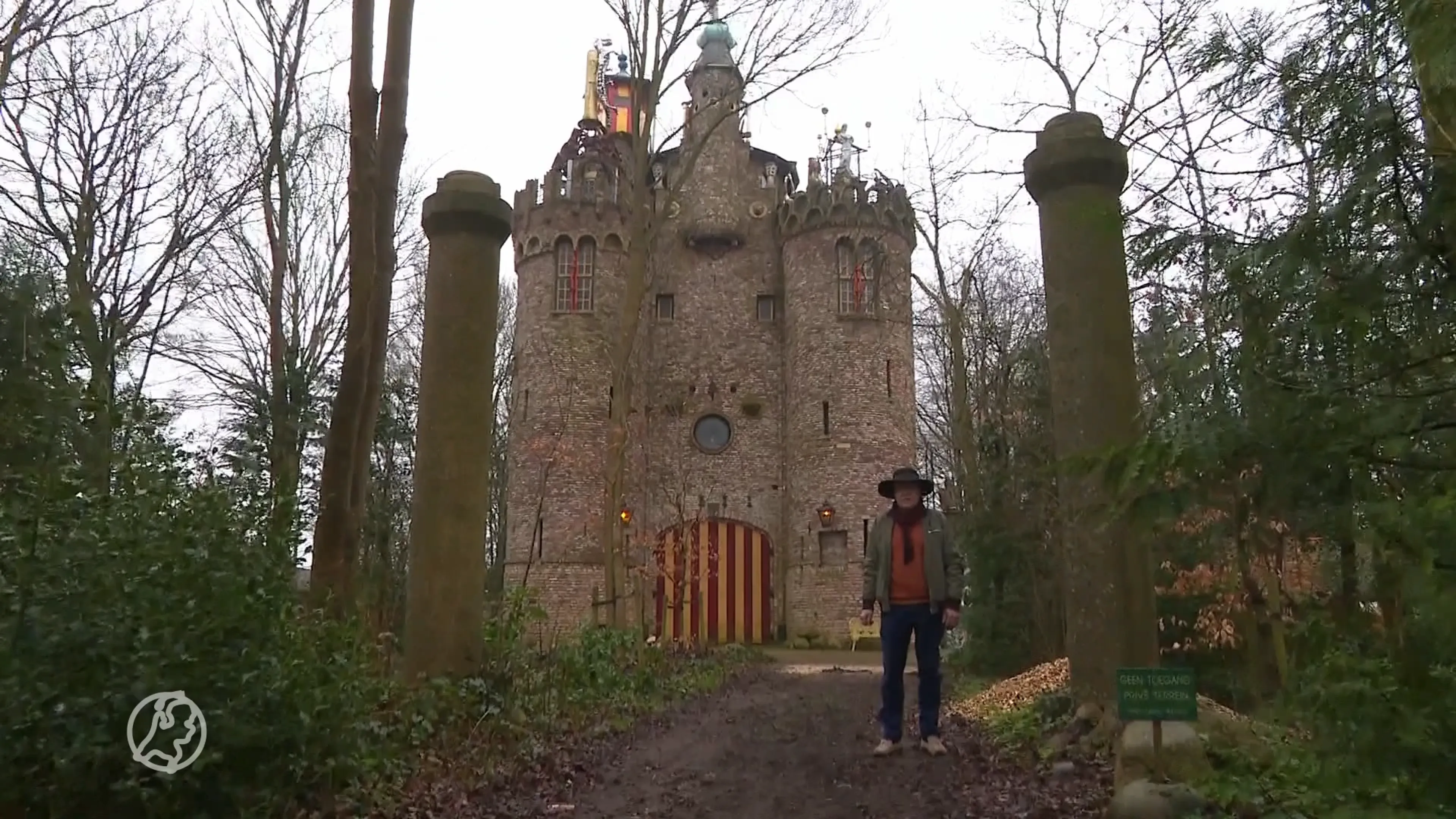 Gerry (76) bouwt metershoog kasteel in zijn achtertuin, inclusief draak: 'Ik ben een dromer'