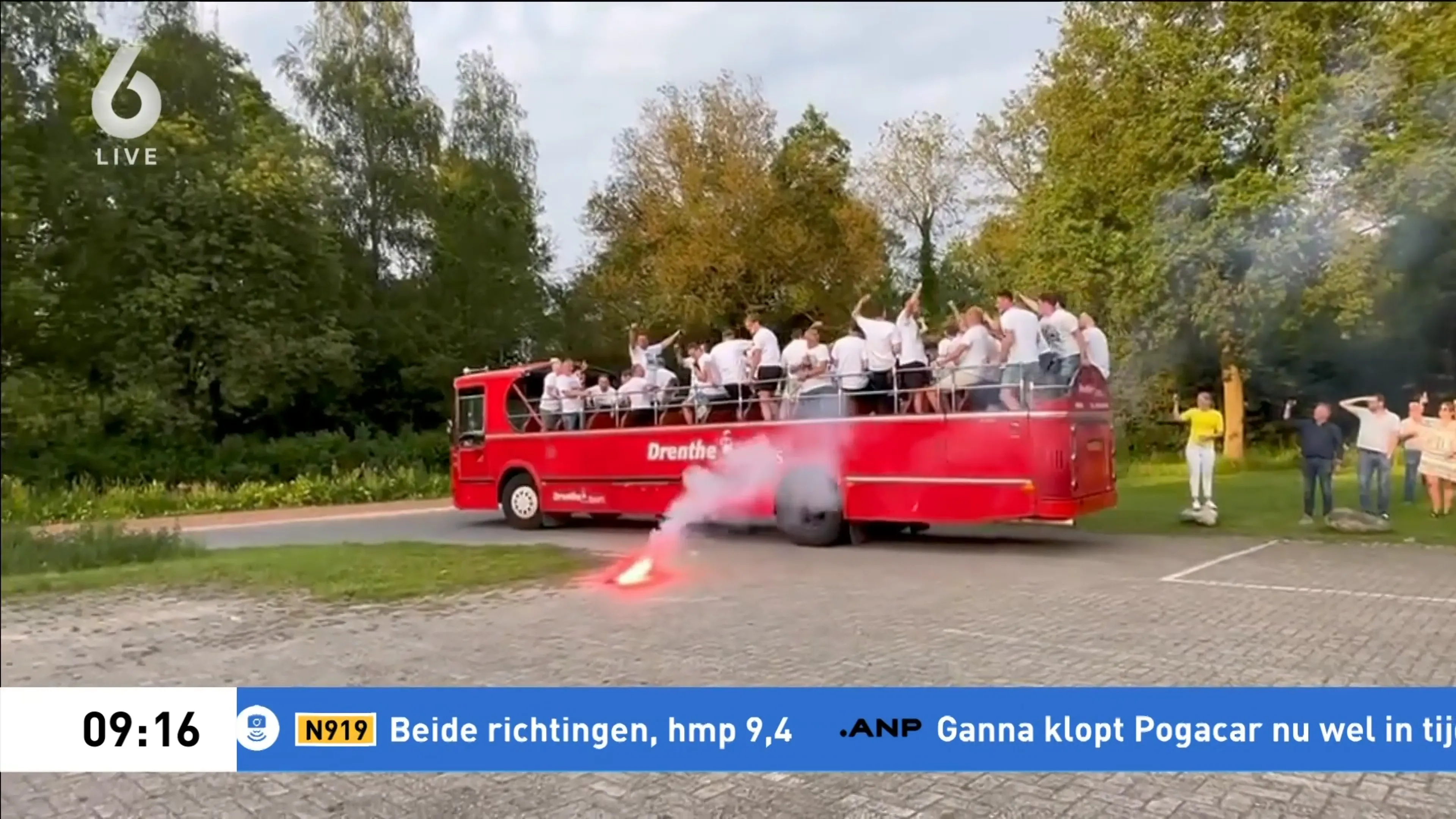 Vieren kampioenschap gaat fout in Borger: zeven gewonden na val uit open bus