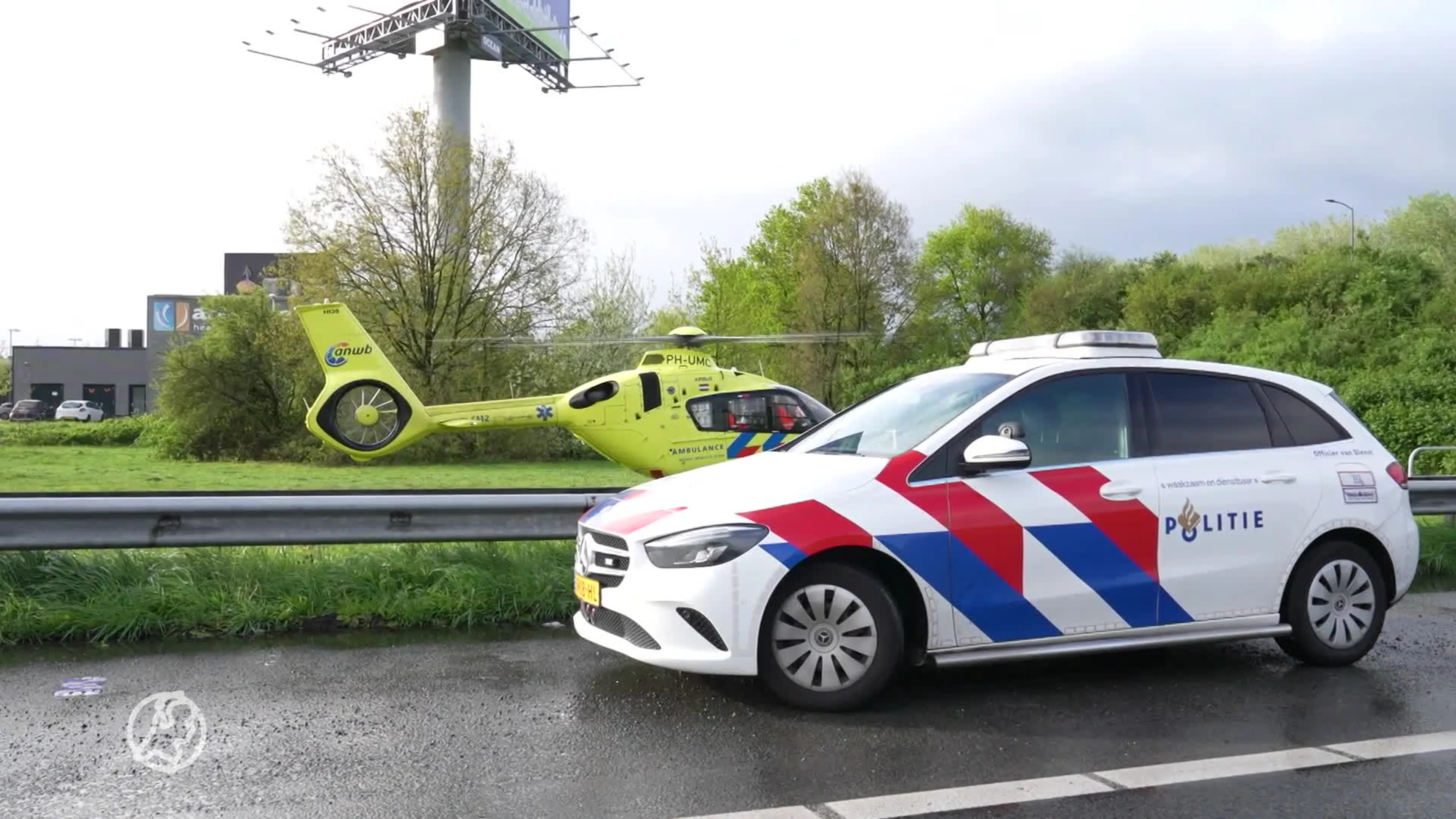 Motorrijder rijdt van viaduct in Brabant, traumaheli ingezet