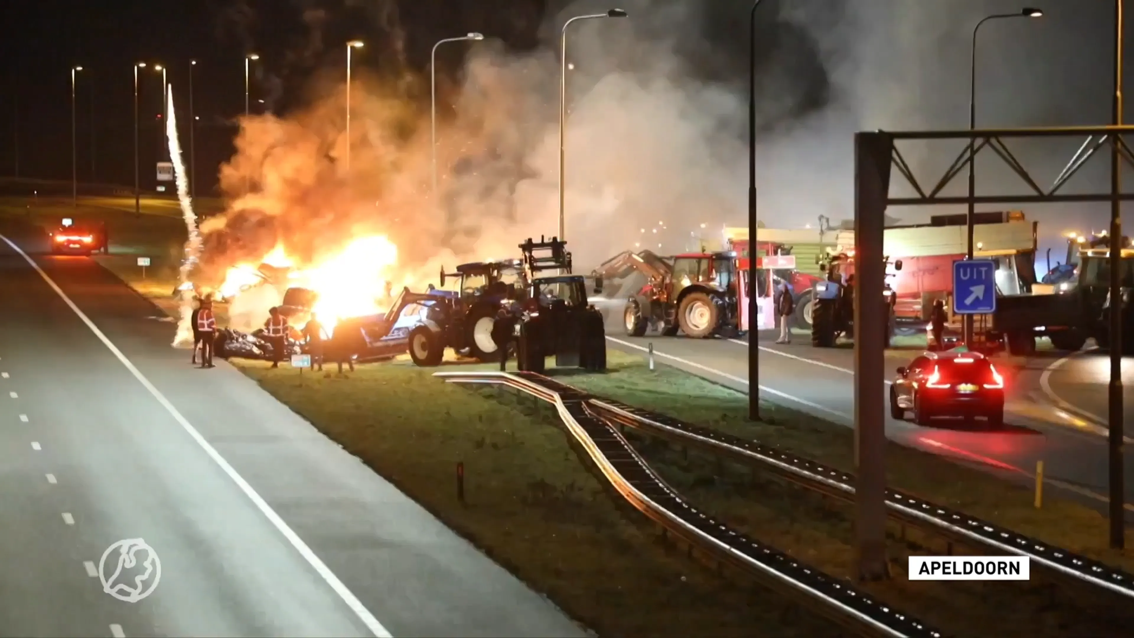 Boeren blokkeren meerdere snelwegen en steken afval in brand