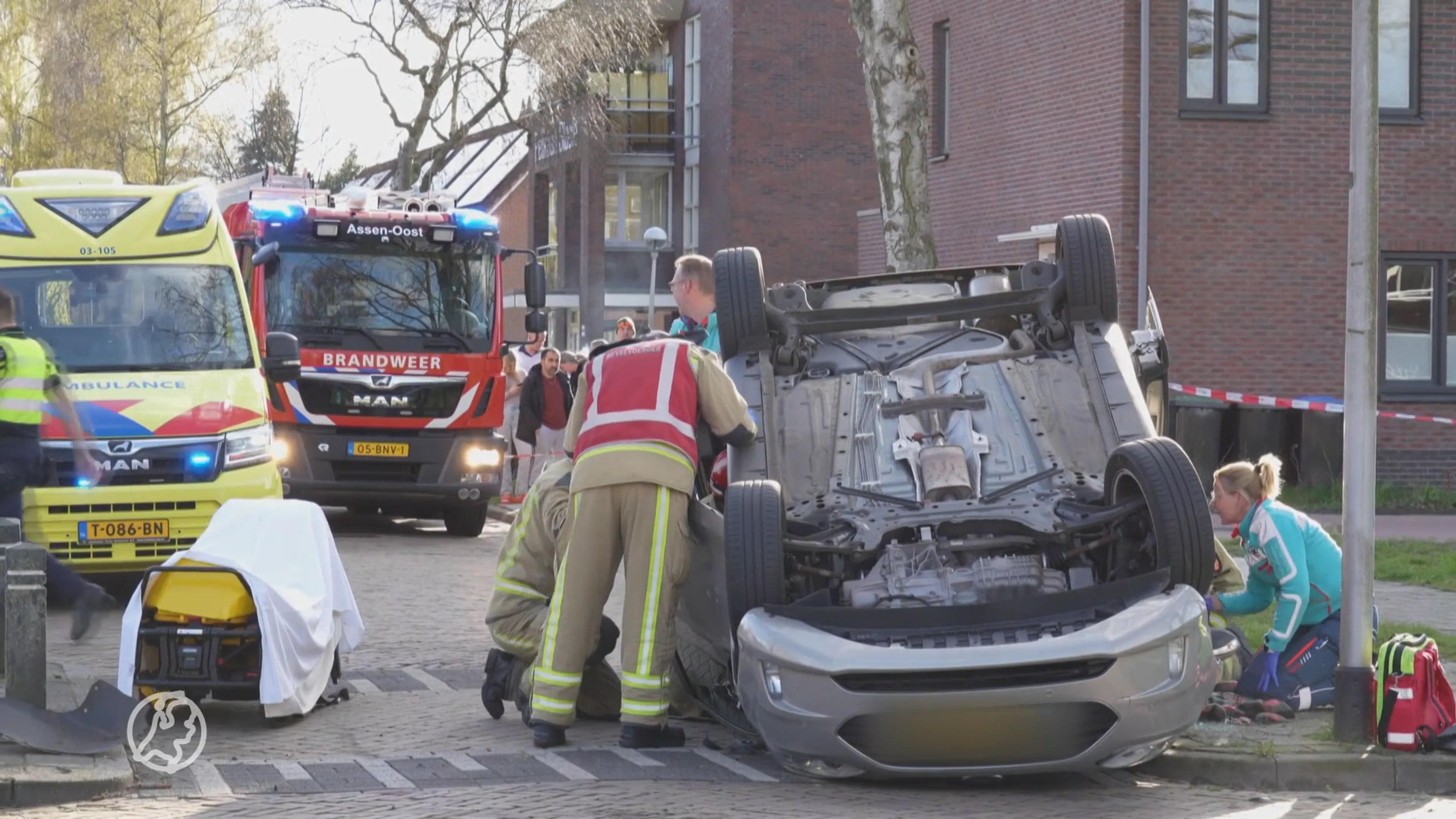 Automobilist raakt op zijn kop door botsing met een paaltje