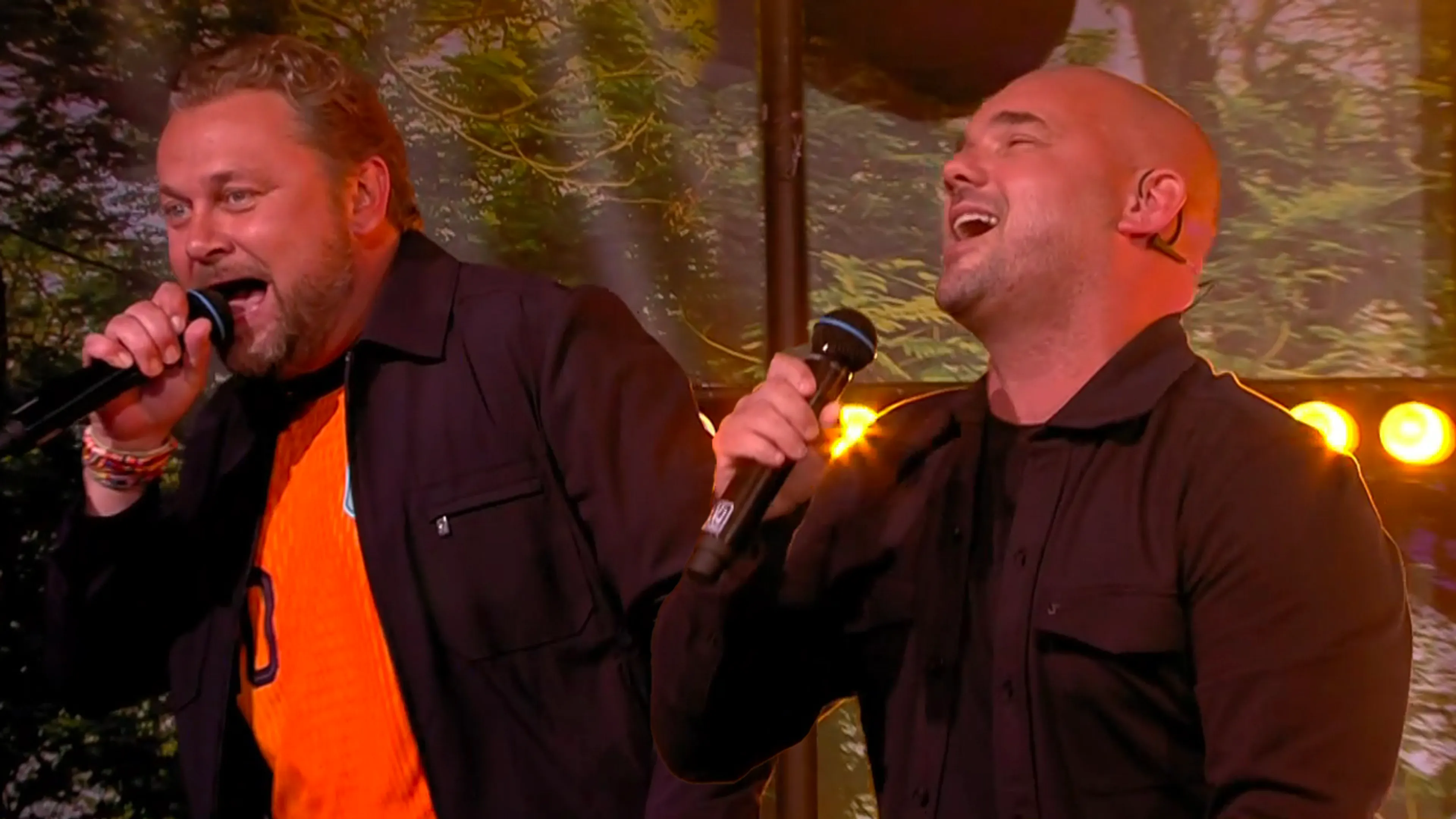 Wes & Wes zingen hartstochtelijk 'Ich bin wie du' tijdens opening De Oranjezomer