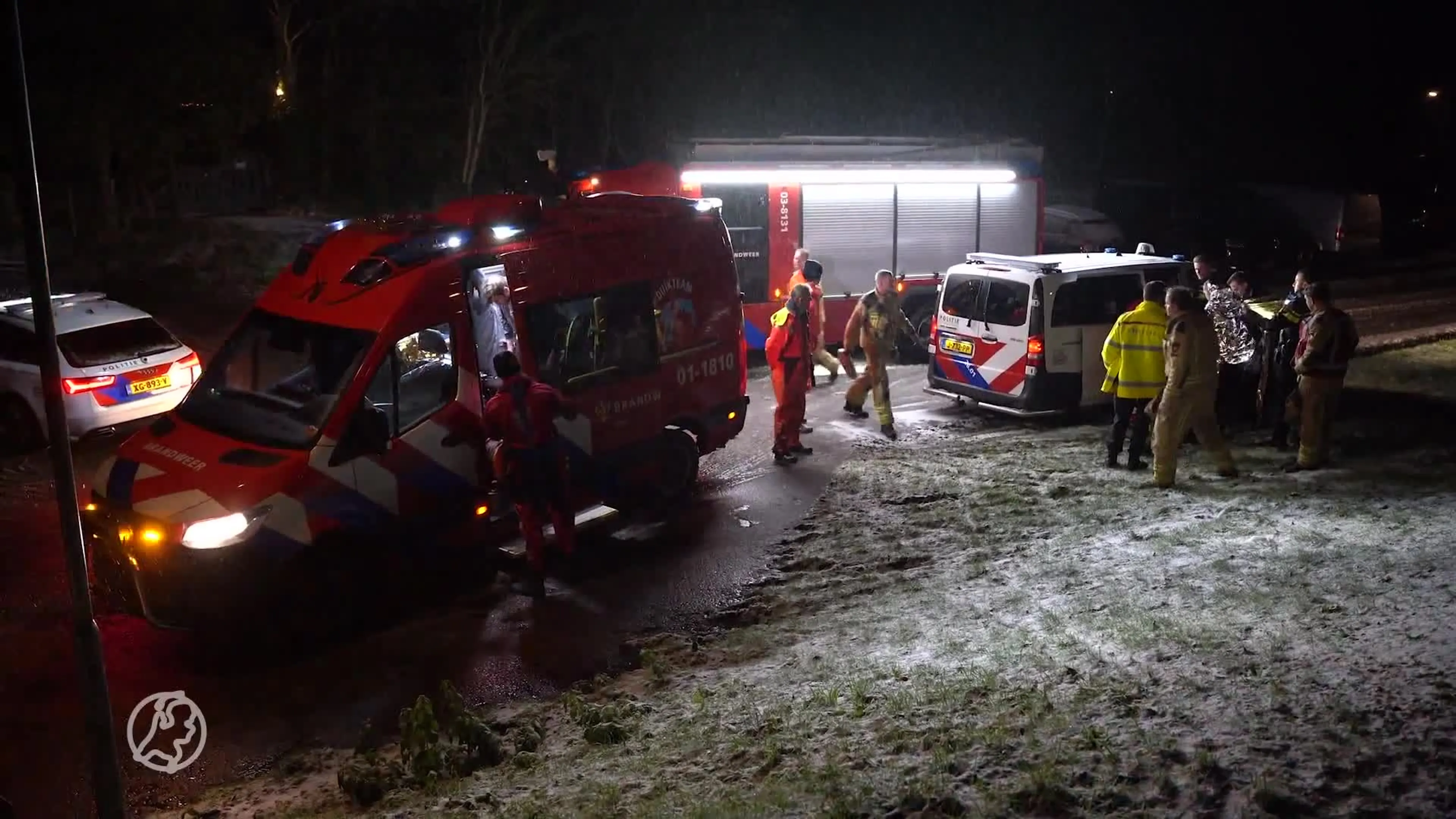 Twee mannen te water nadat werkboot zinkt in Eelderwolde