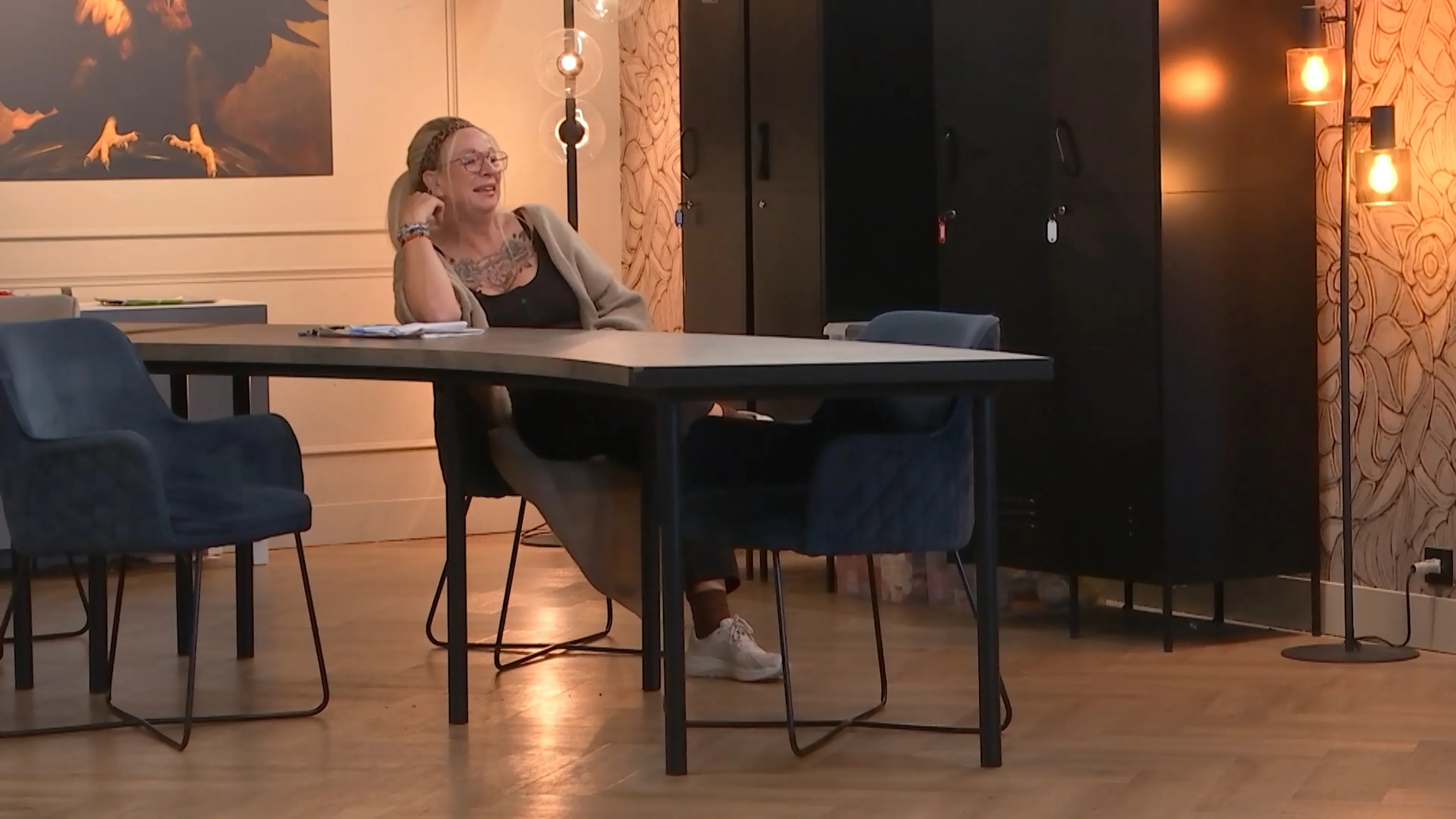 Angela struikelt en valt