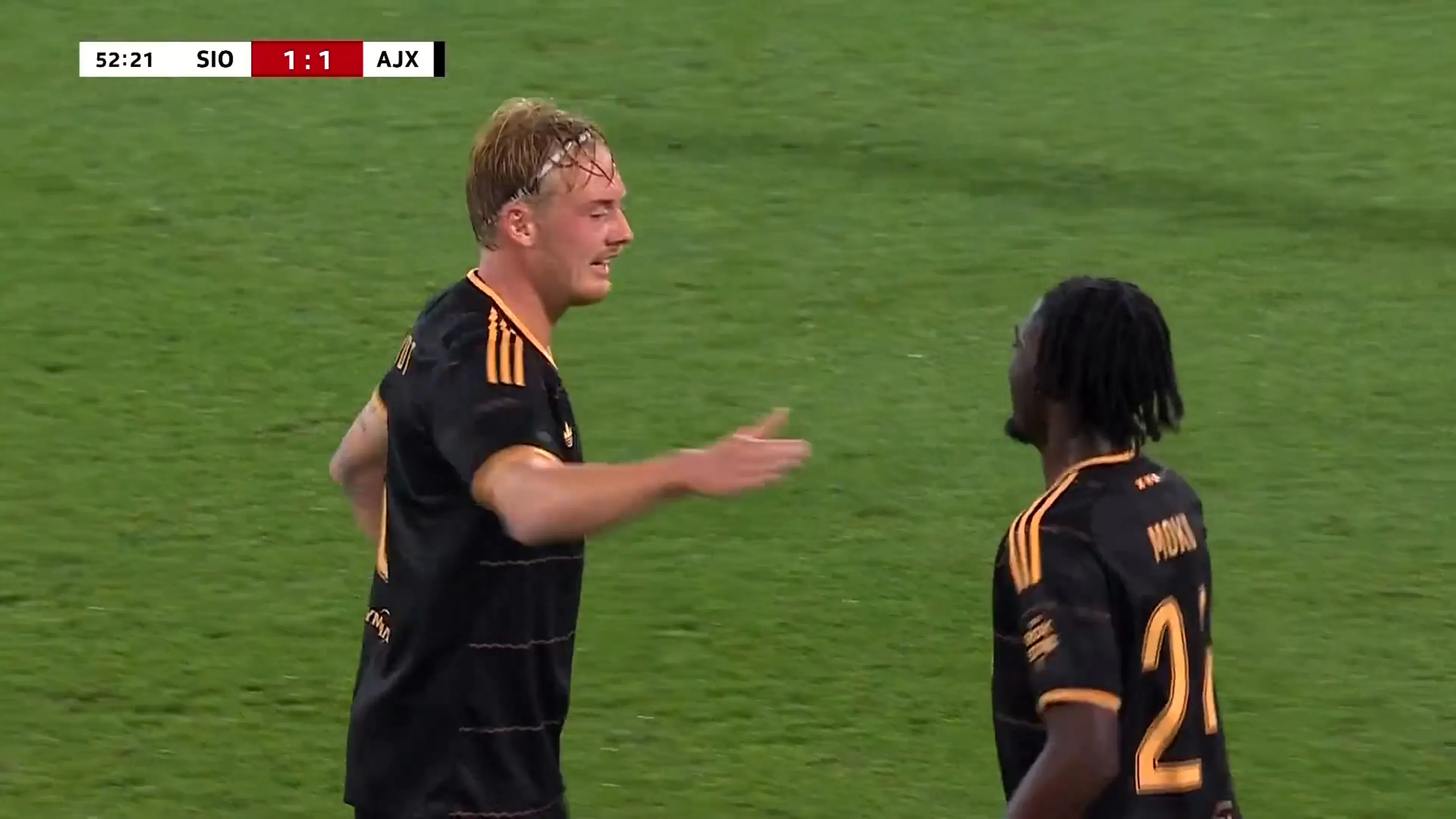 Julian Brandt maakt eerste doelpunt voor Ajax