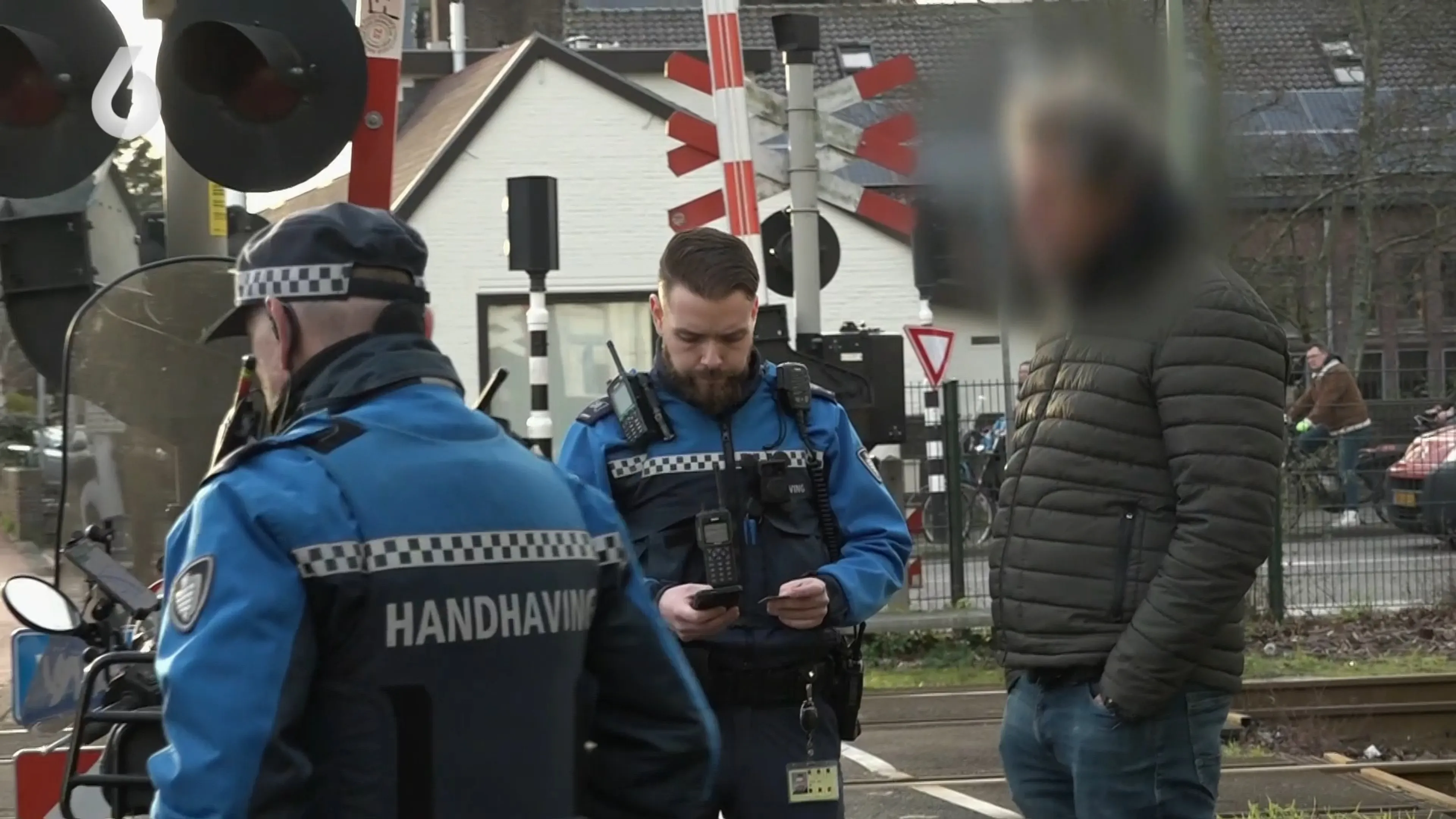 Helmdrama in Leiden: Scooterachtervolging eindigt in Boete