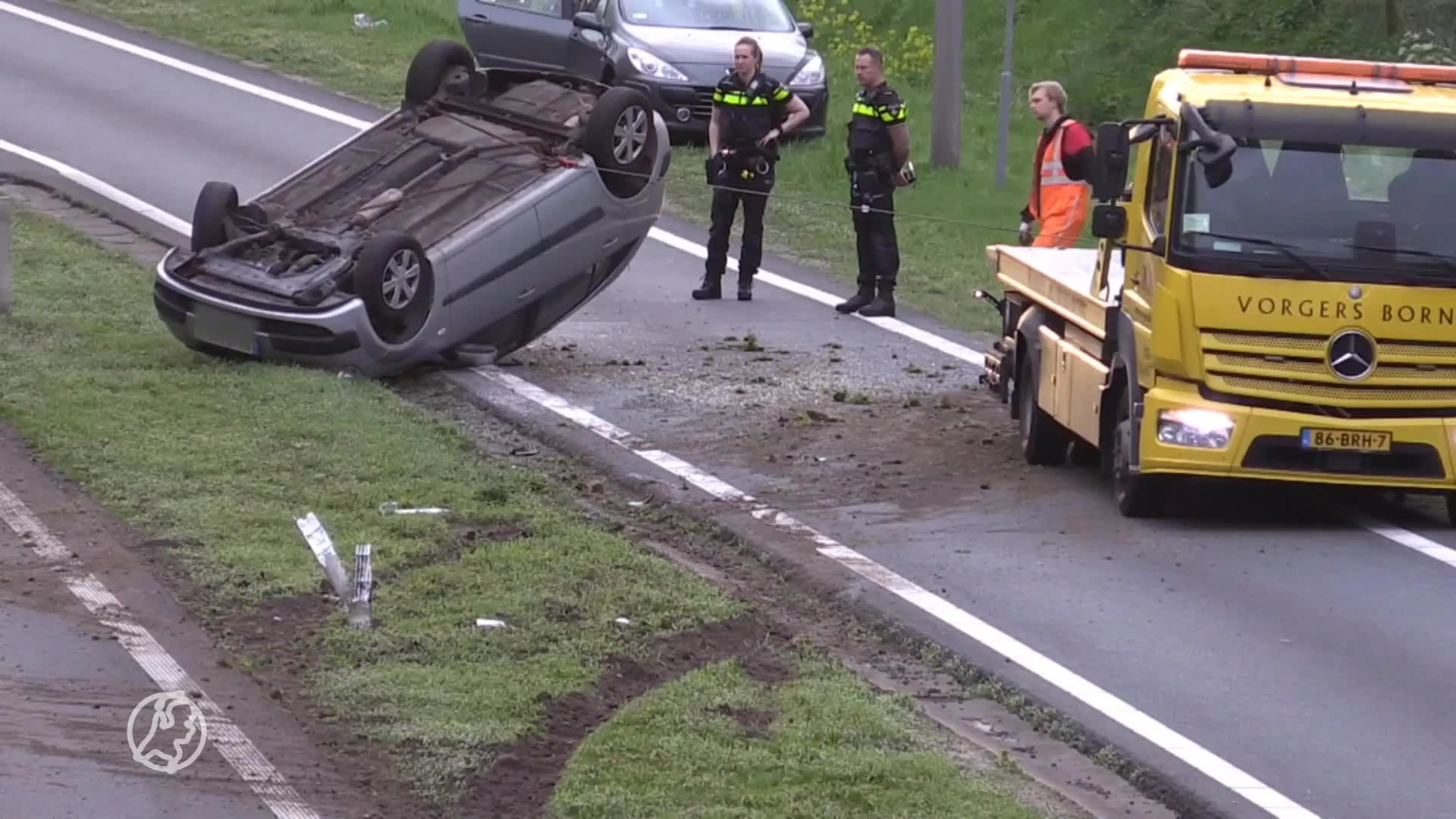 Ravage op N35 nadat auto over de kop slaat
