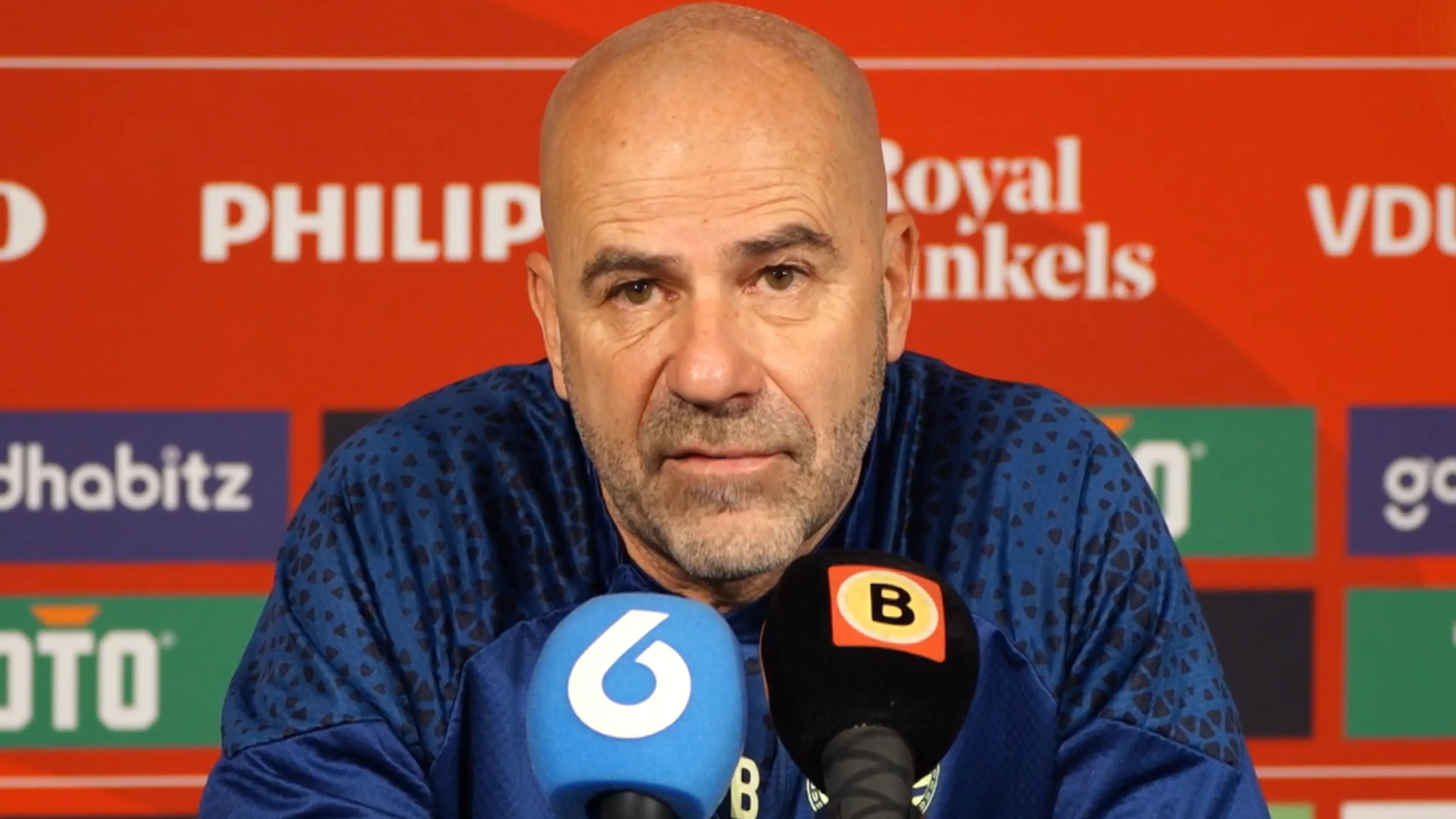 Bosz over PSV-oproep om in rode kleding naar stadion te komen: ‘Interesseert me geen bal!’