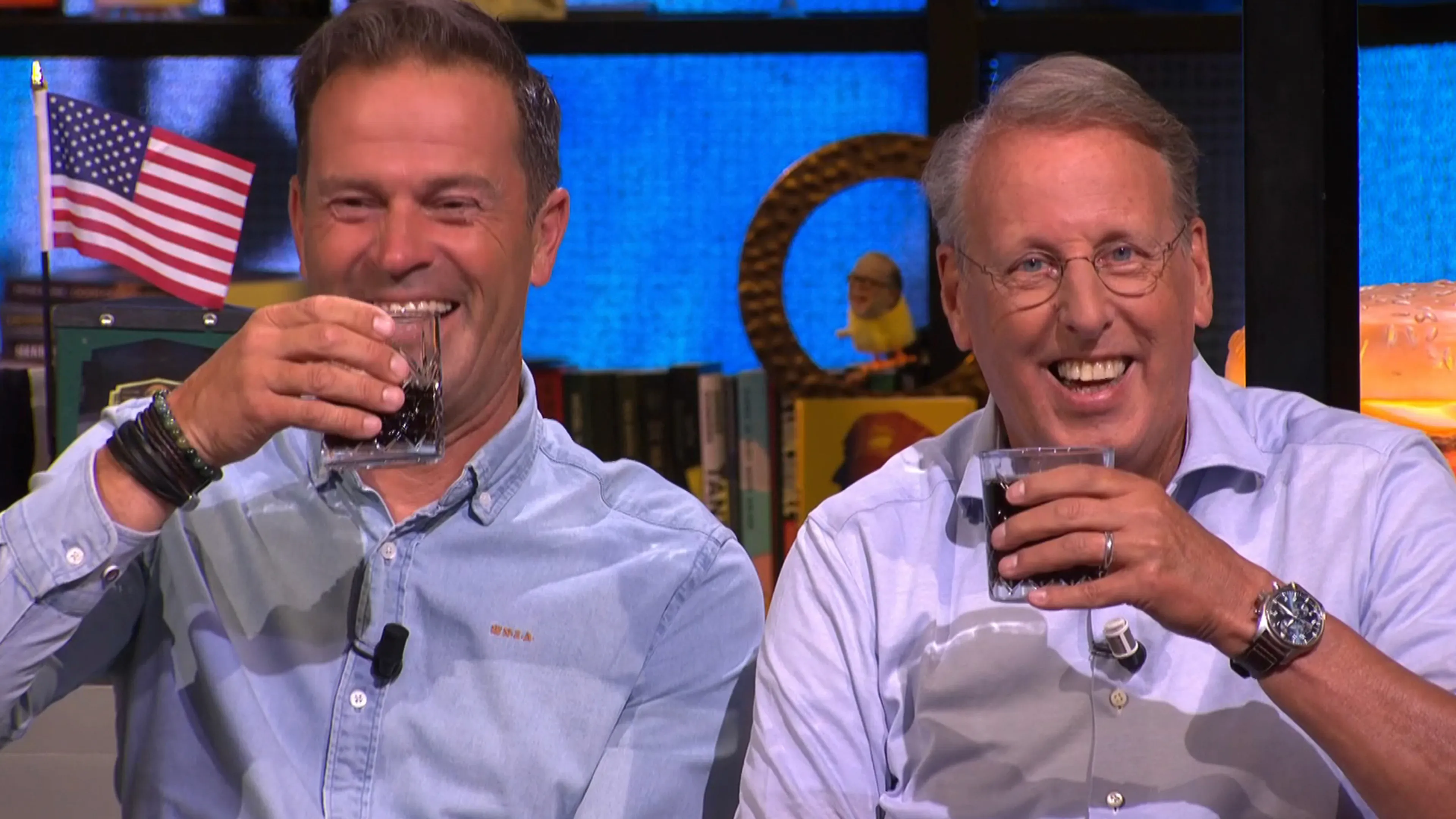 René van der Gijp lacht om barduo Bas Nijhuis en Chris Woerts: 'Dadelijk potje vaseline mee!'