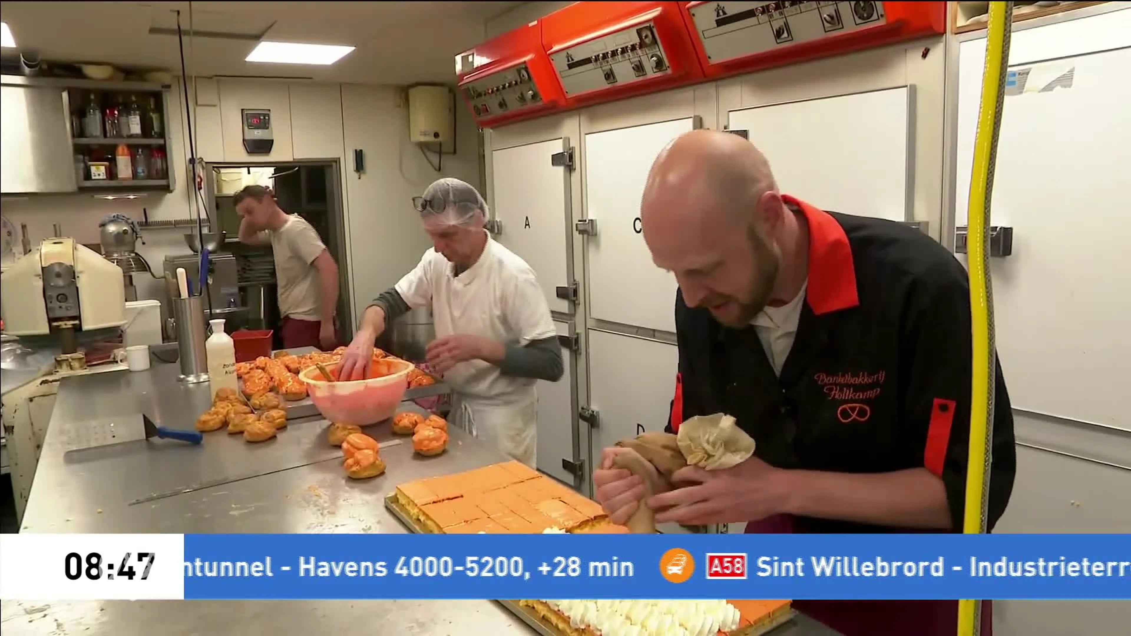Bakkers bakken hele nacht door om duizenden Oranjetompoezen te maken