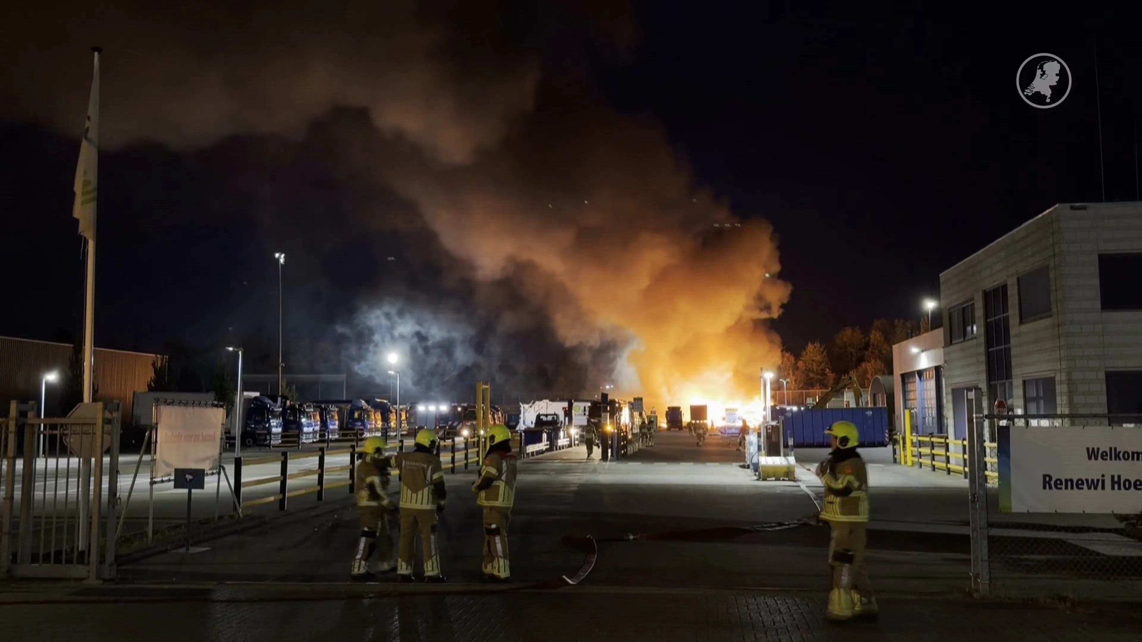 Dikke rookwolken door brand bij afvalverwerker in Hoensbroek