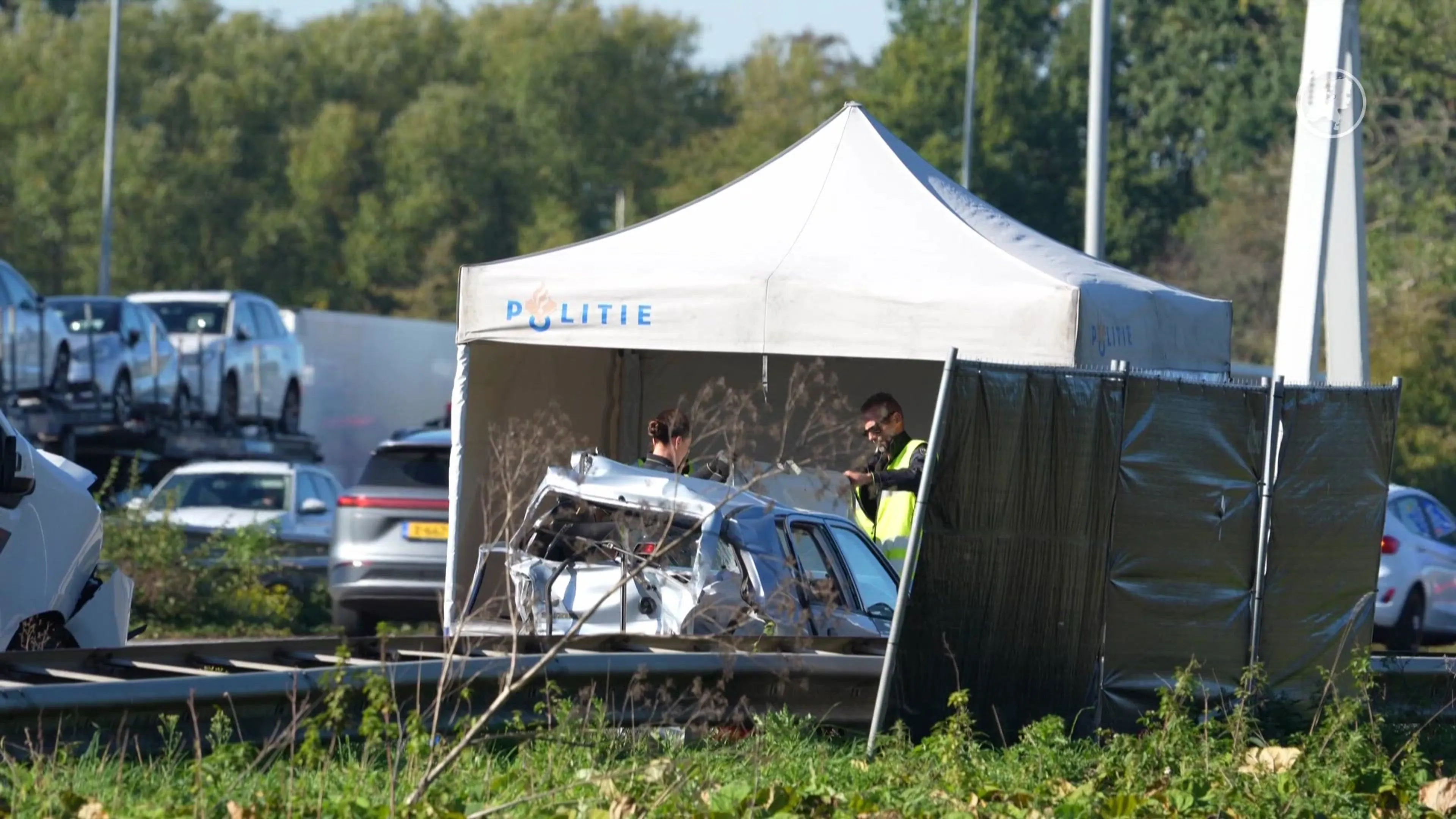 Dode en twee zwaargewonden bij ongeluk met drie voertuigen op A16