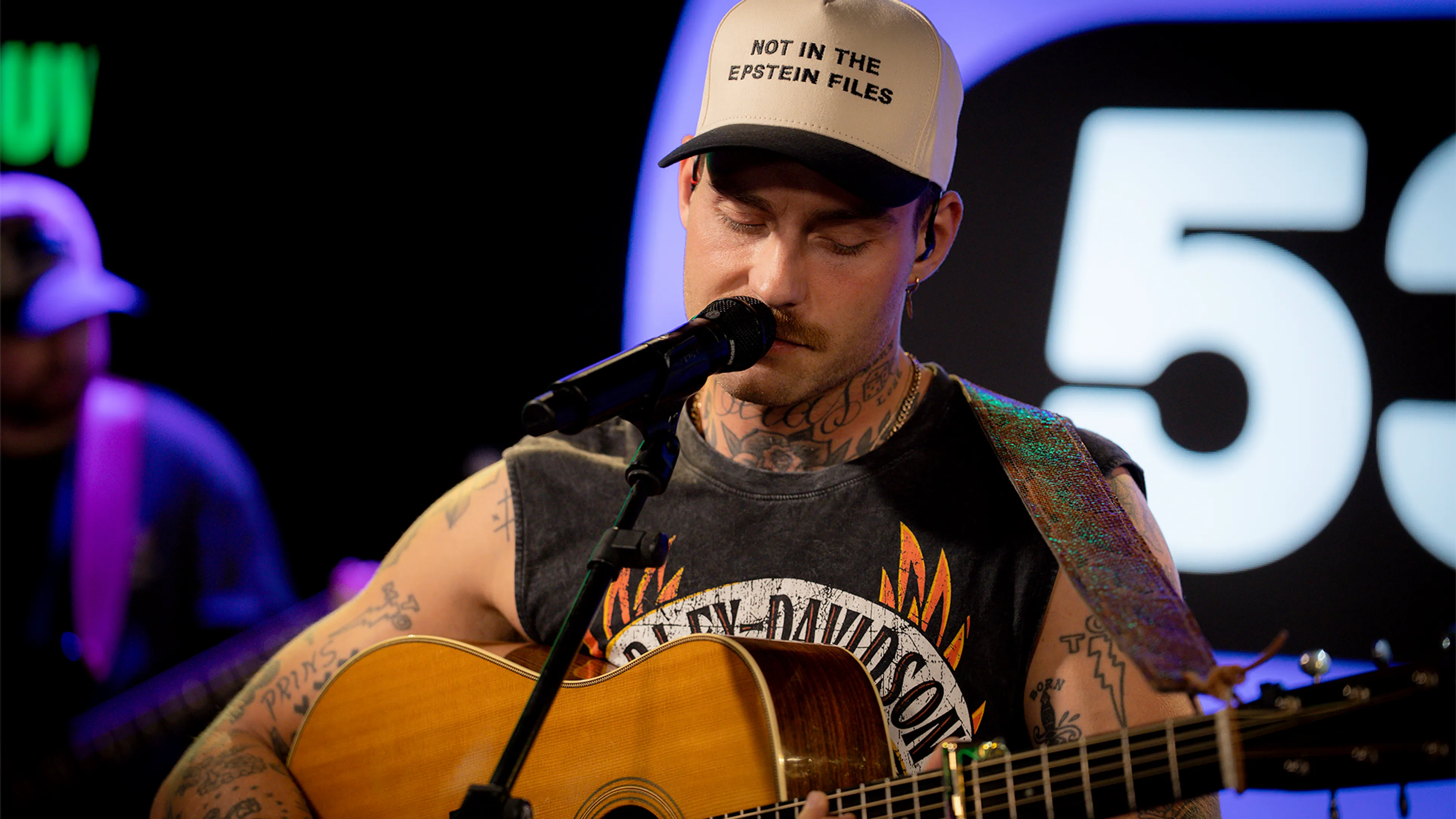 Douwe Bob speelt onuitgebracht nummer Going In bij Edwin Evers