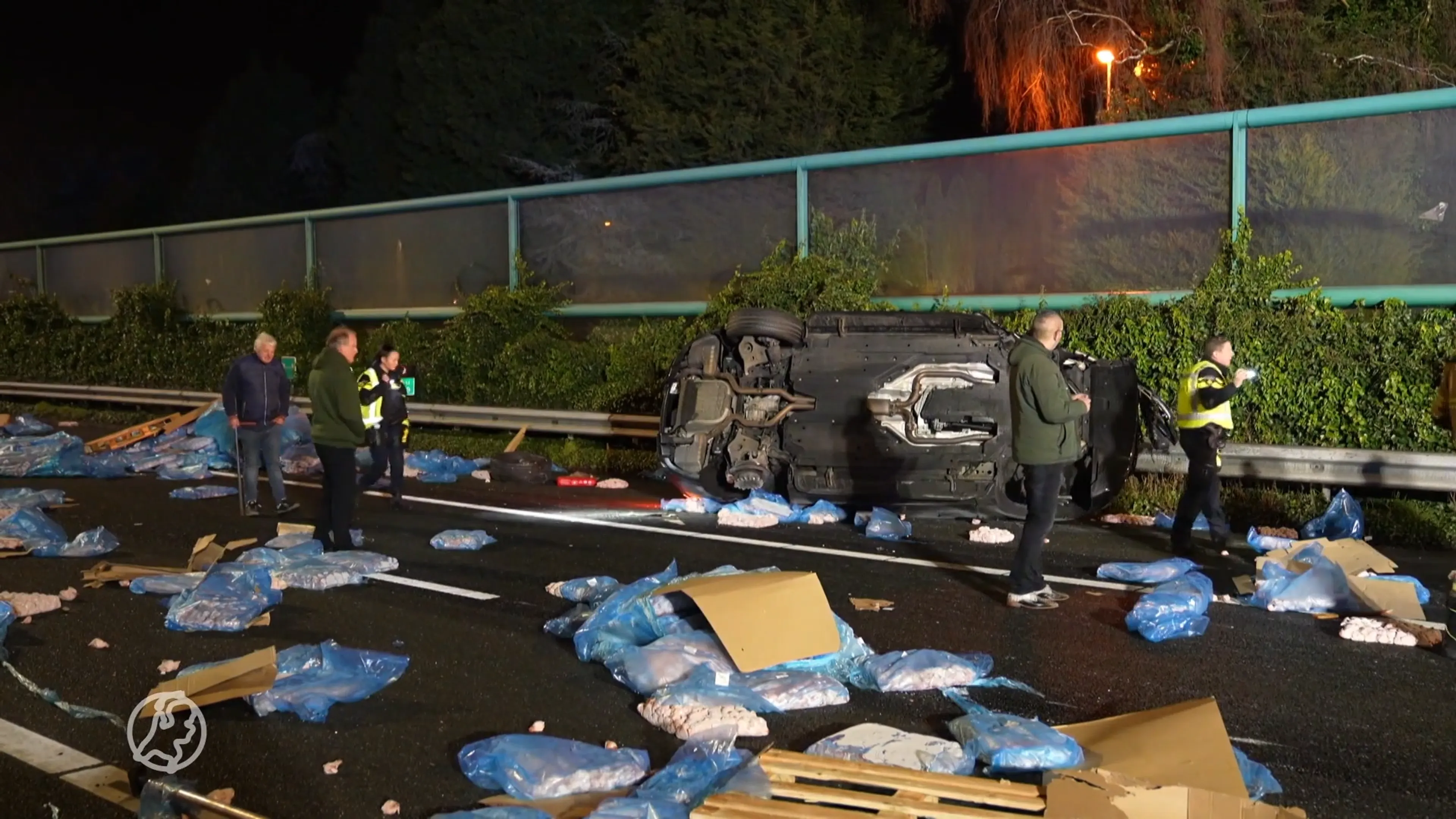 Range Rover raast met 200 km/u over vluchtstrook en crasht tegen vrachtwagen