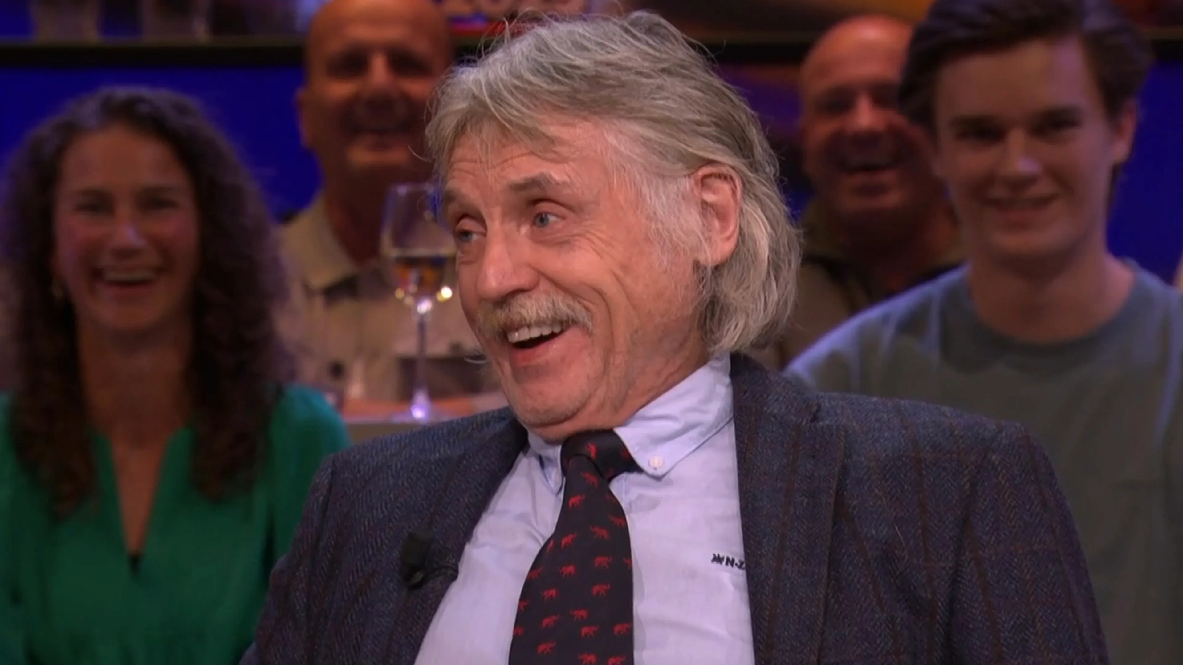 Johan Derksen gooit alle schroom van zich af en toont zijn oren bij Vandaag Inside