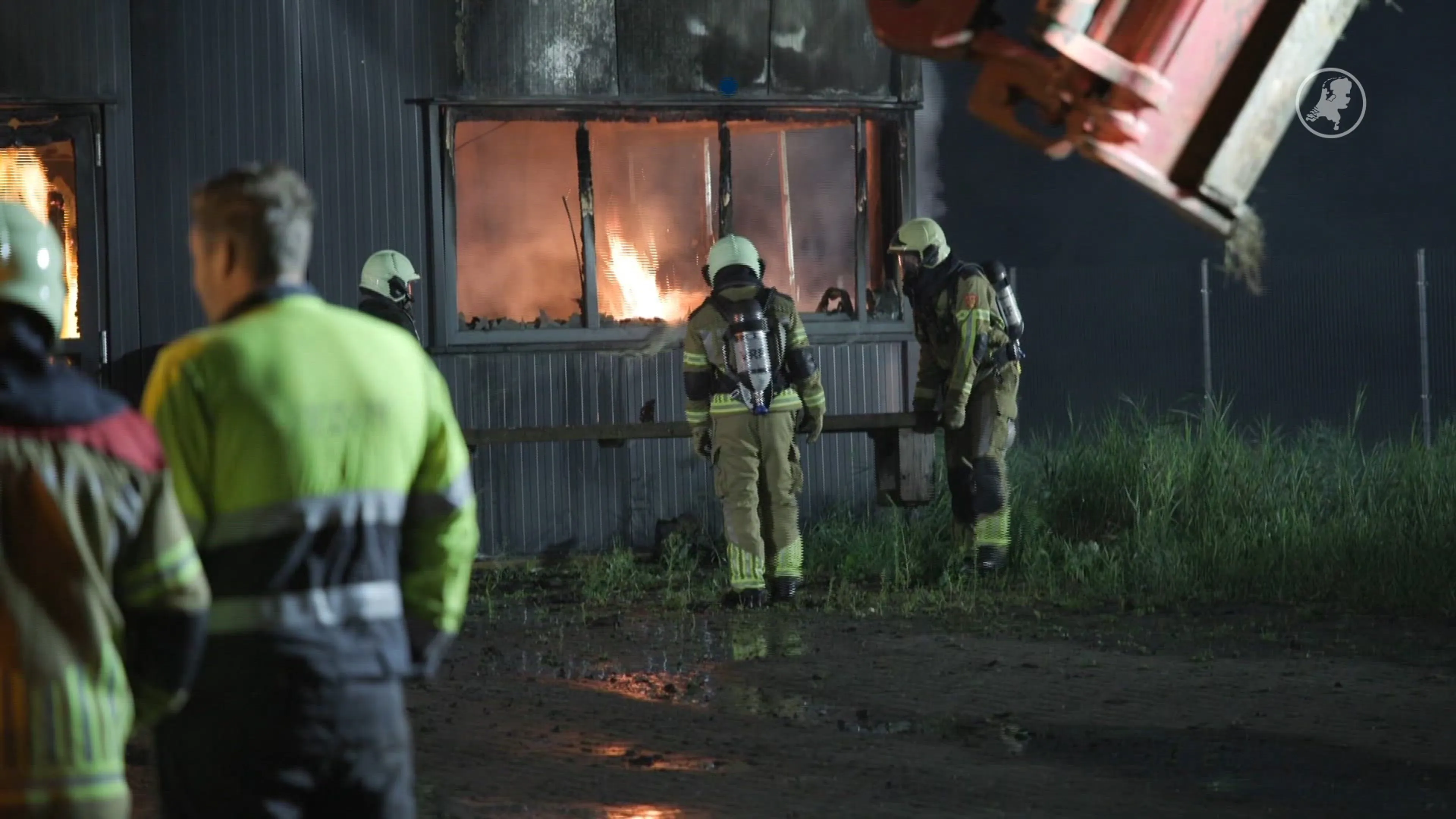 Grote uitslaande brand bij meubelmaker in Dokkum