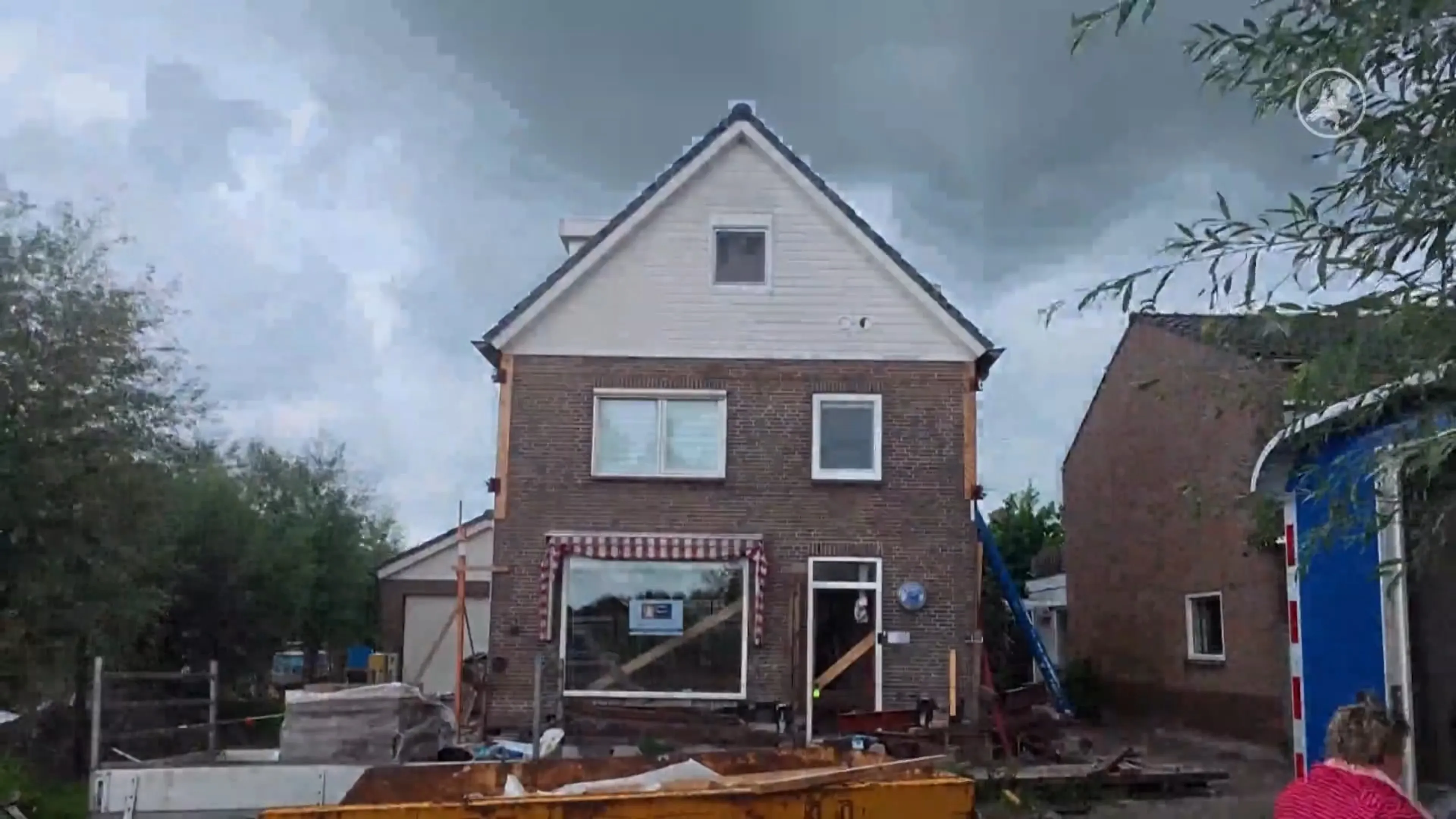 Het scheve huis in Wilnis staat weer rechtovereind