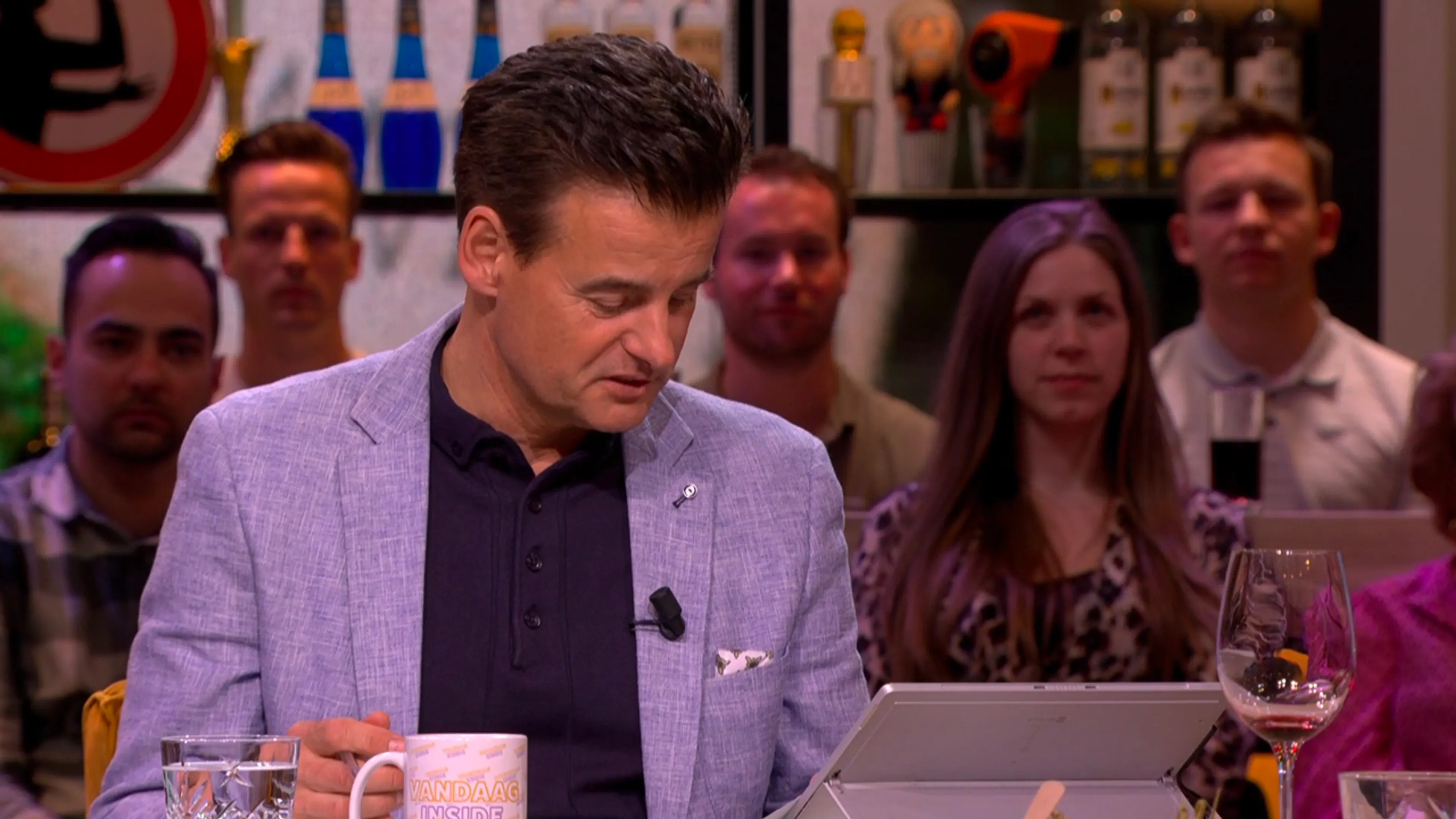 Wilfred krijgt tijdens uitzending appje over Omtzigt: ‘Ik weet niet of ik het voor moet lezen’