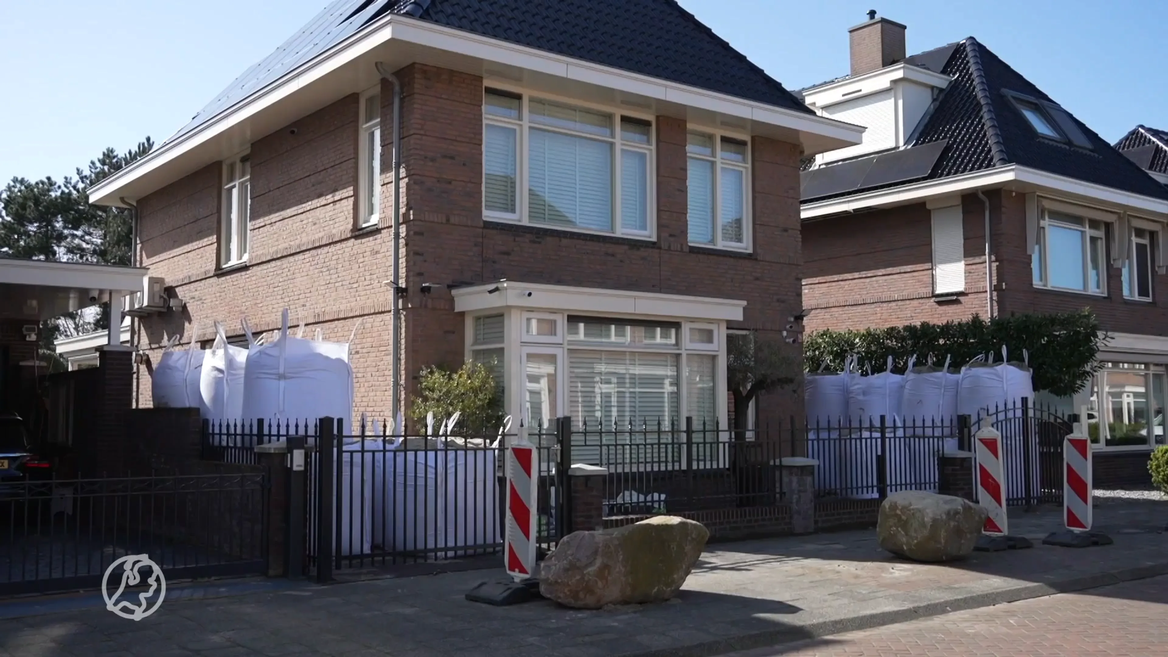 Zandzakken voor de deur van bedreigde Vlaardingse loodgieter