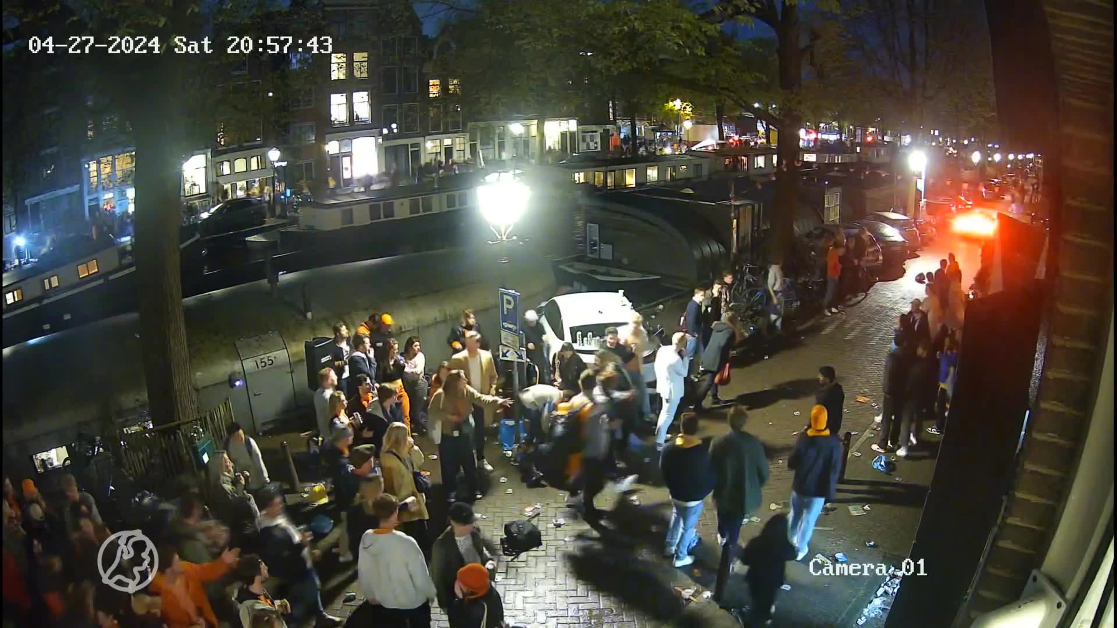 Auto reed eind Koningsdag in op groep feestvierders in Amsterdam