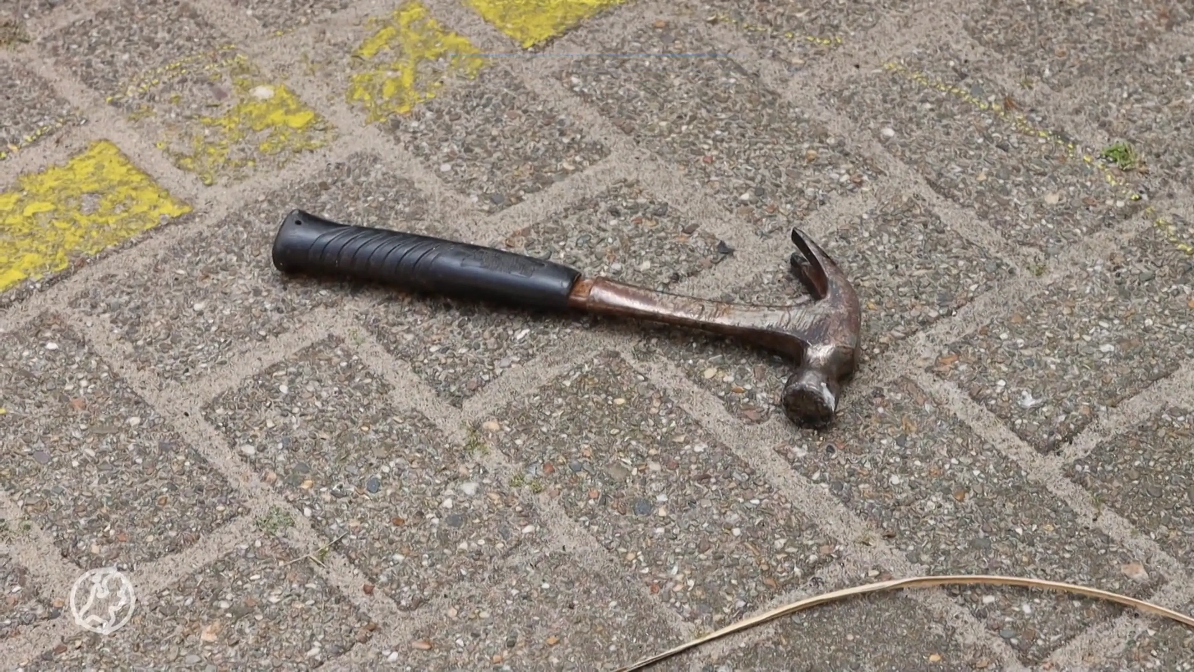 Hamer valt van flat op hoofd van man, slachtoffer zwaargewond
